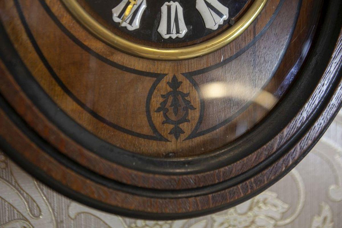 Reloj de pared ovalado con incrustaciones, principios del siglo XX en venta 3