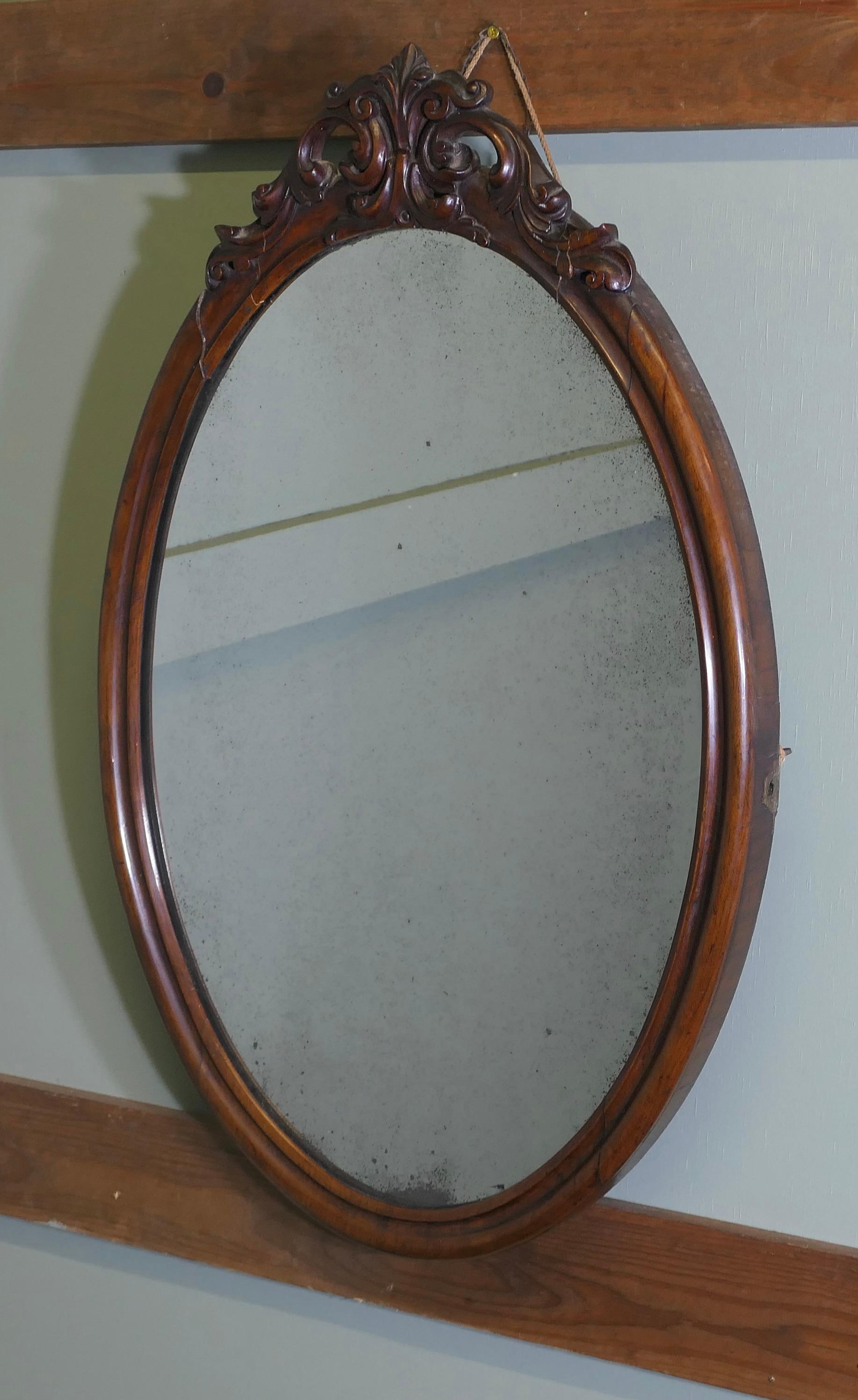 Miroir mural ovale

Une belle pièce, le cadre ovale moulé a une belle décoration sculptée sur le dessus.
Le miroir en verre au mercure est en très bon état, avec de très légères taches et un merveilleux éclat. Le cadre est très attrayant et présente