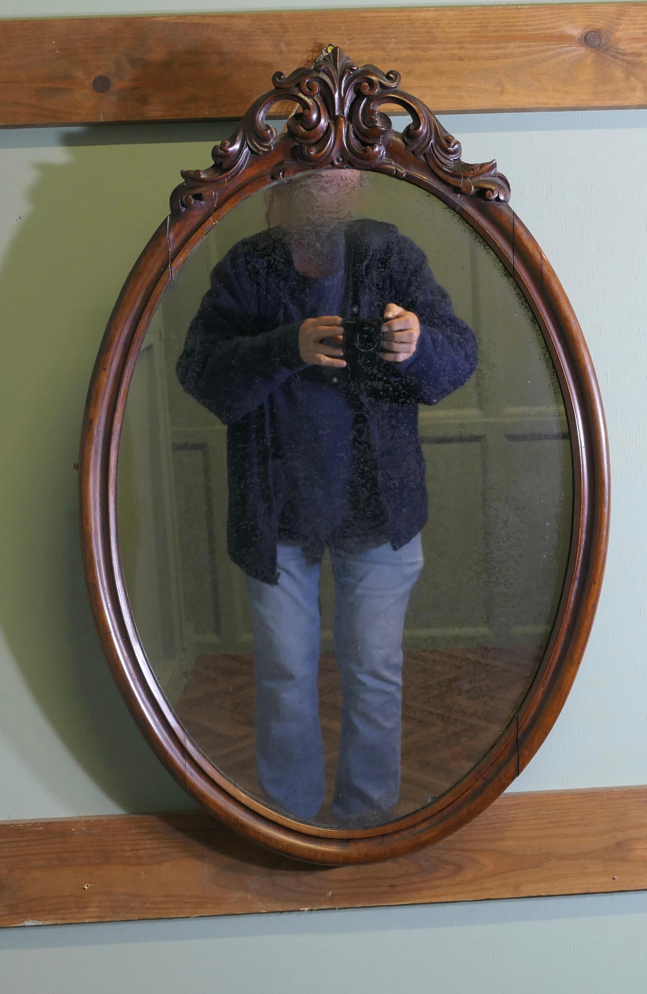 XIXe siècle Miroir mural ovale  Une belle pièce en vente