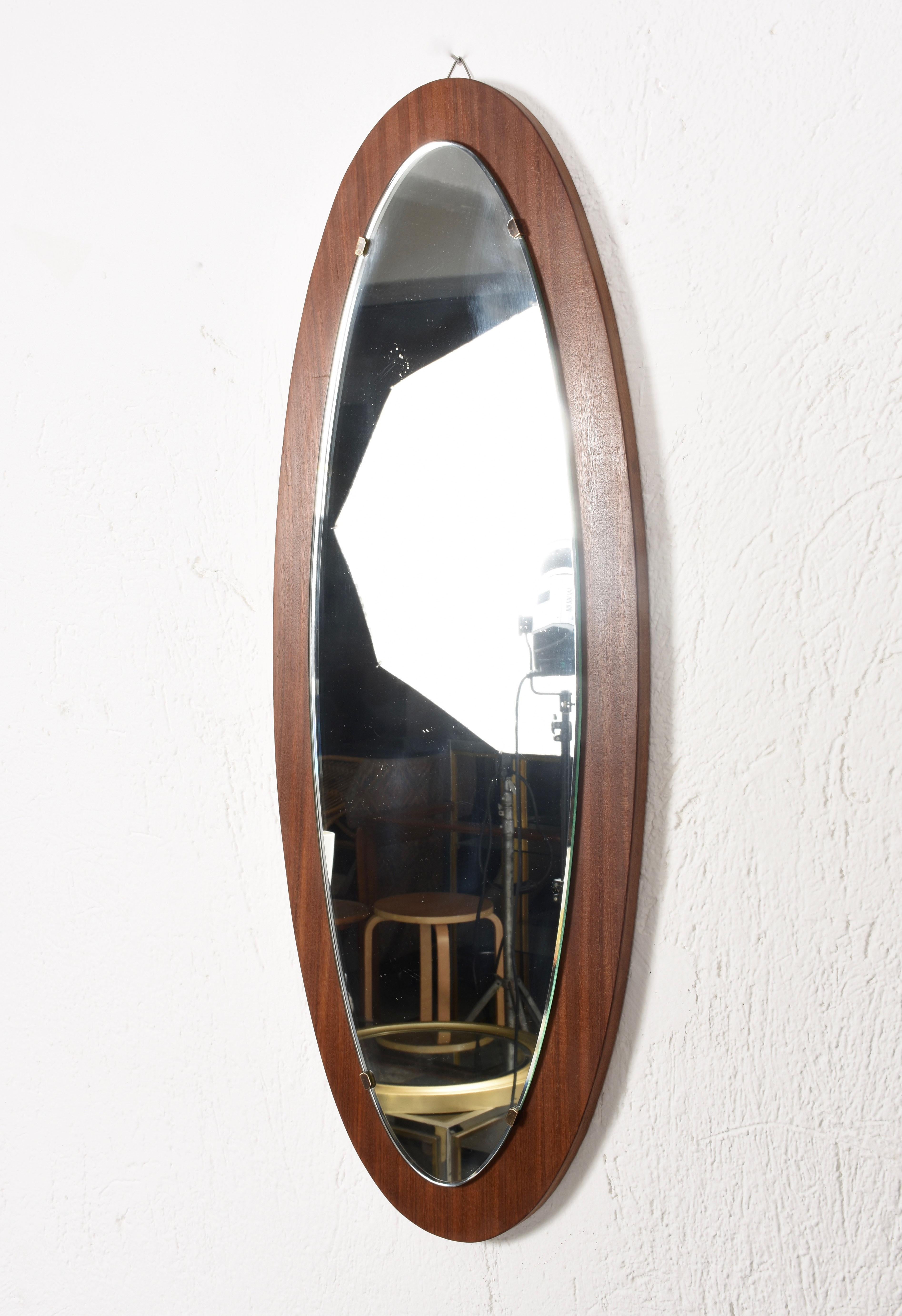 Italian oval wall mirror from the 1960s.
The base is in wood, the supports that hold the mirror in solid brass.
The conditions are good.
Measures: 87 x 34 cm.