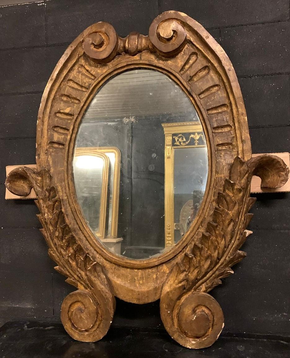 Antiguo espejo de pared ovalado de madera tallada y dorada, tallado con adornos de rizos, original del siglo XIX, originario de Italia. Medidas cm An 105 x Al 207