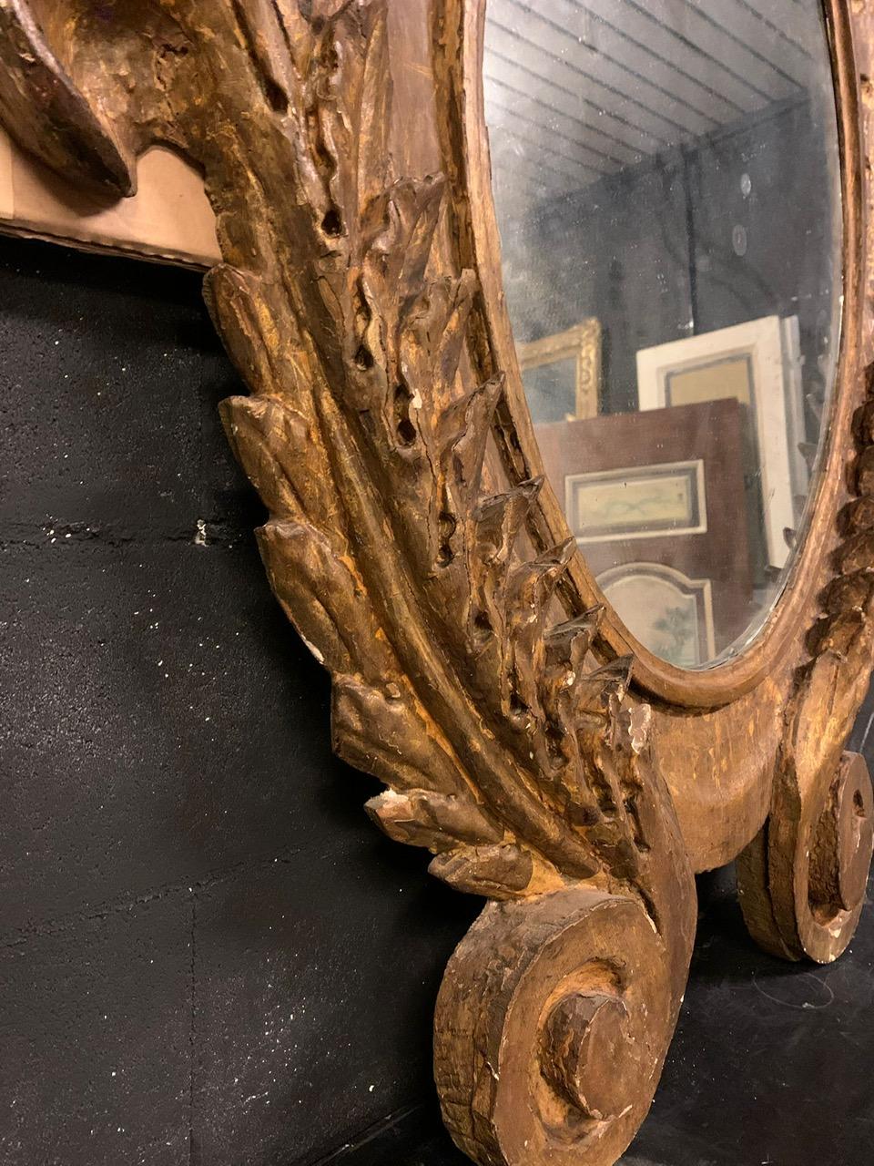 Espejo de pared ovalado de madera tallada y dorada, Italia Italiano en venta