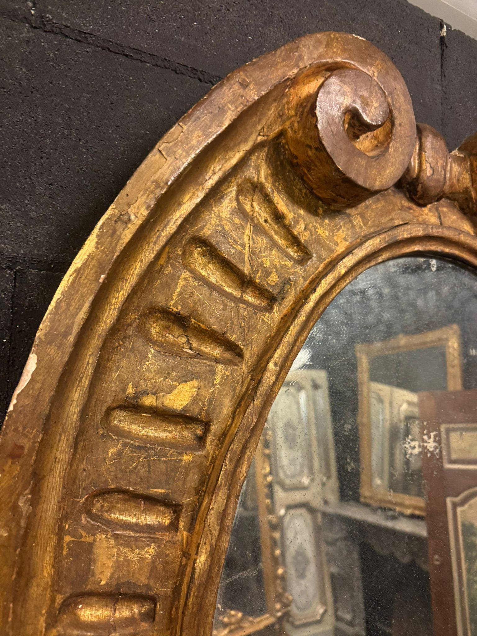 Espejo de pared ovalado de madera tallada y dorada, Italia Dorado en venta