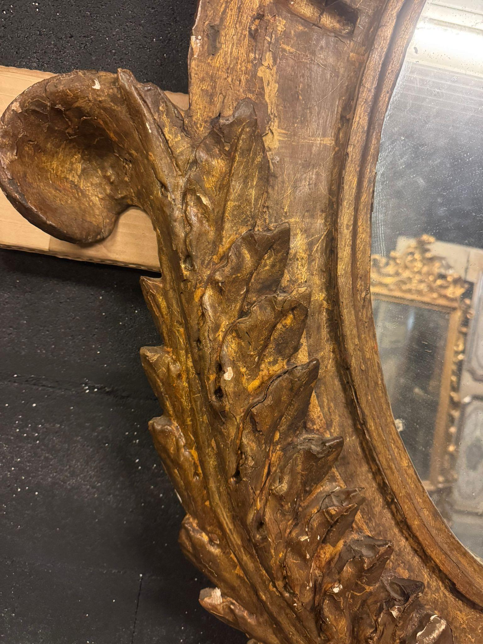 Espejo de pared ovalado de madera tallada y dorada, Italia siglo XIX en venta