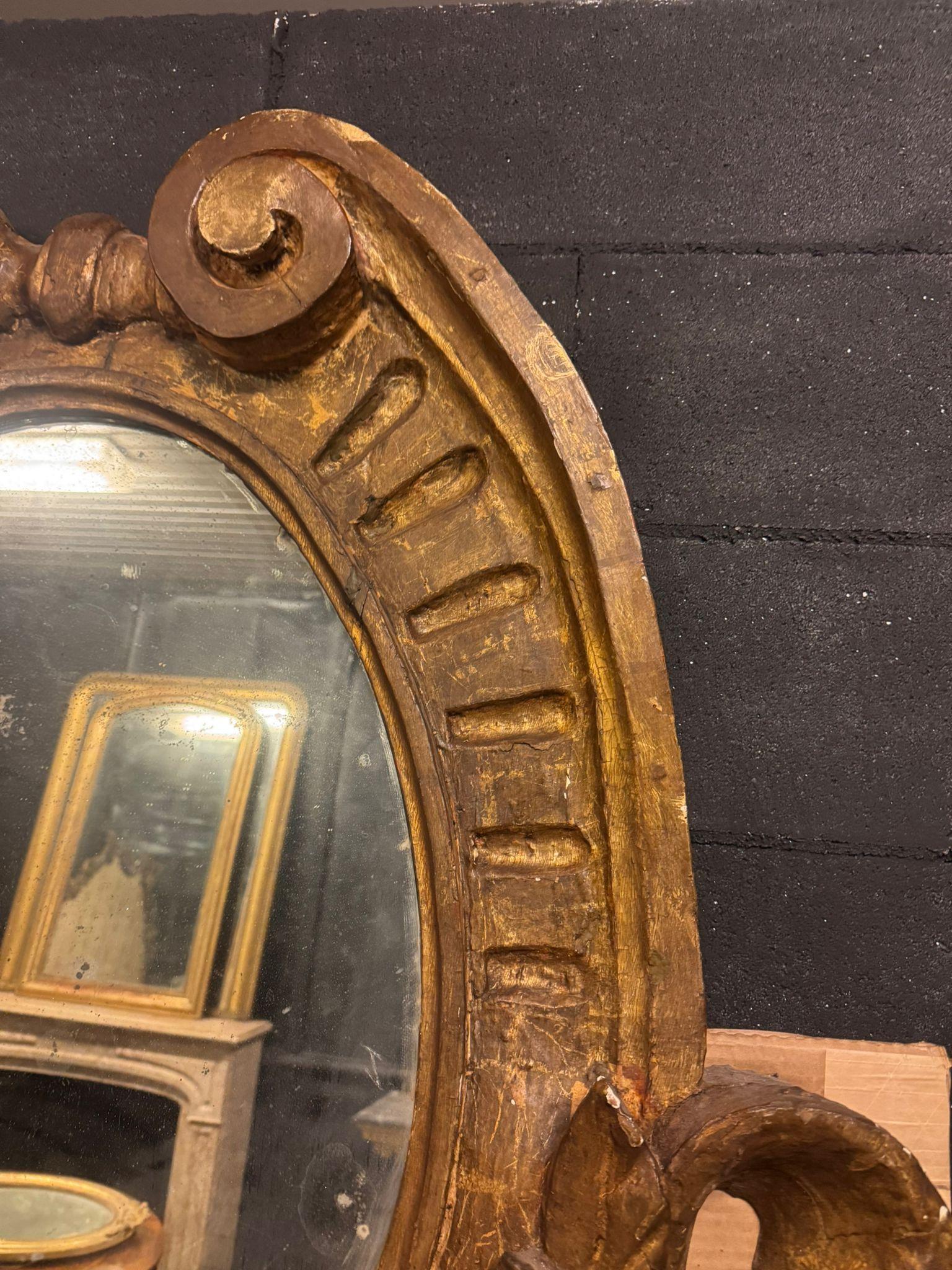 Espejo de pared ovalado de madera tallada y dorada, Italia Álamo en venta
