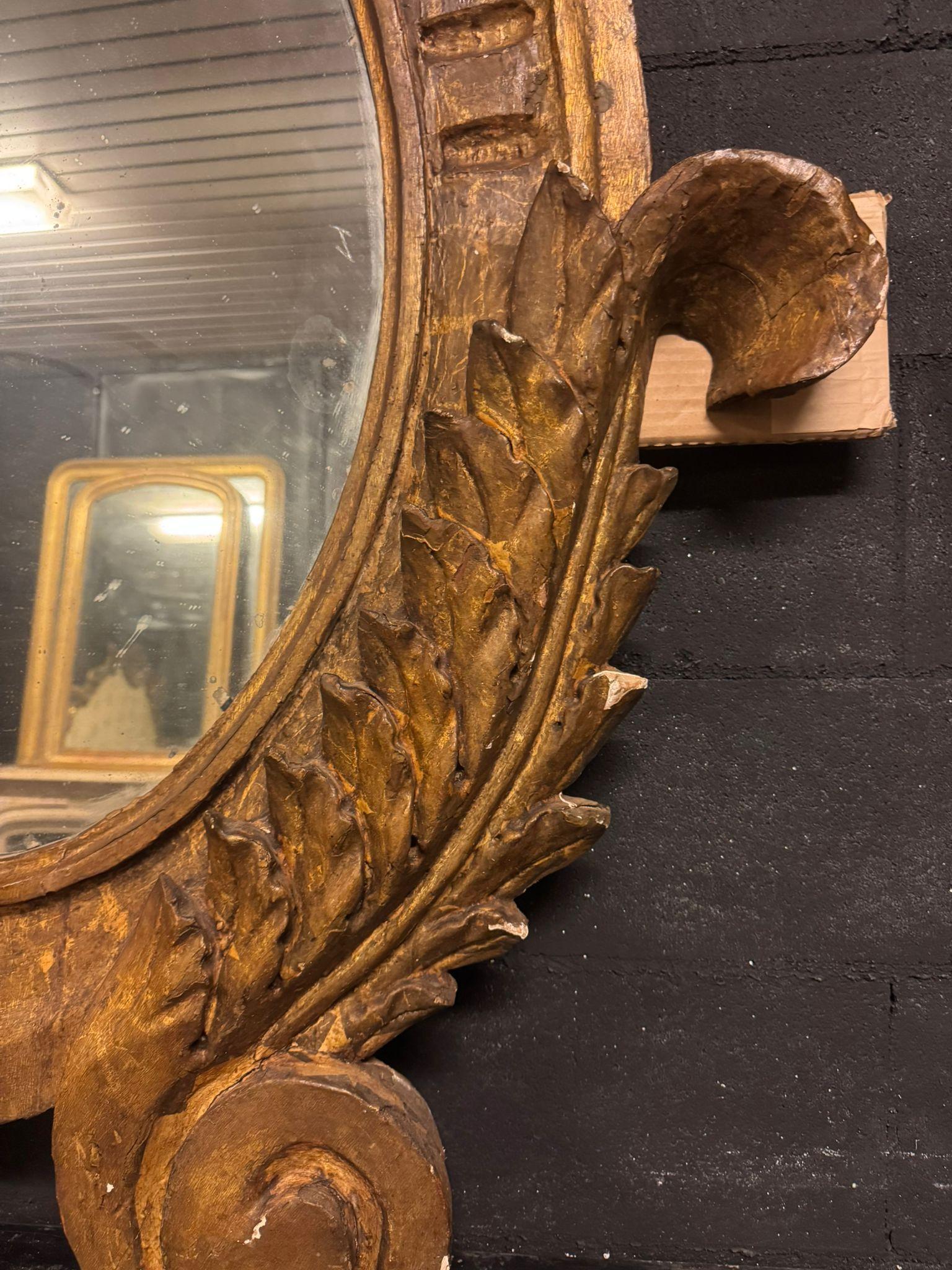 Espejo de pared ovalado de madera tallada y dorada, Italia en venta 1