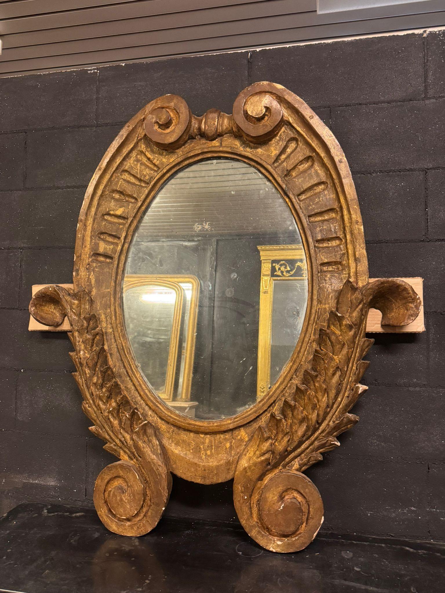 Espejo de pared ovalado de madera tallada y dorada, Italia en venta 2