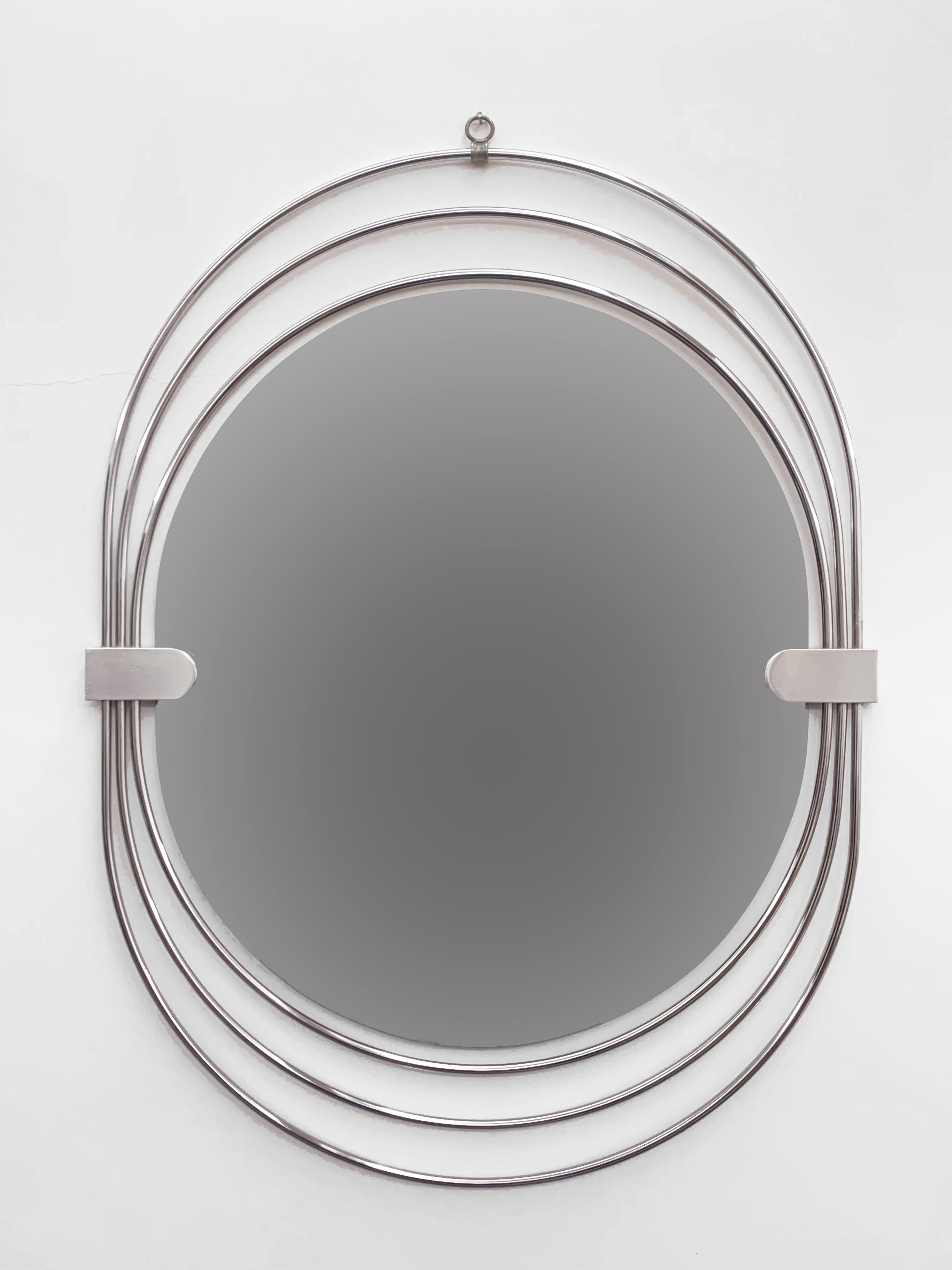 Magnifique miroir en acier inoxydable avec une ligne fraîche et moderne. Mesures : cm. 80 x 60.