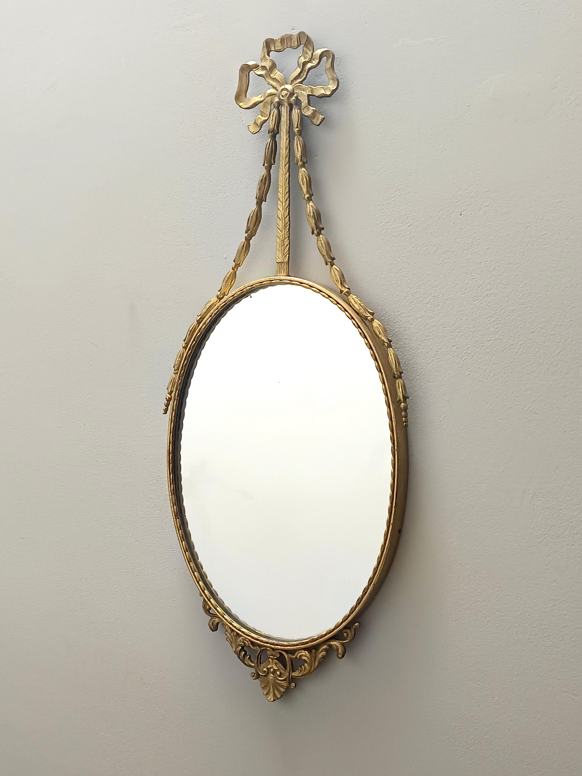 Mid-Century moderno Specchio da parete ovale con cornice e nastro in ottone, Italia in vendita