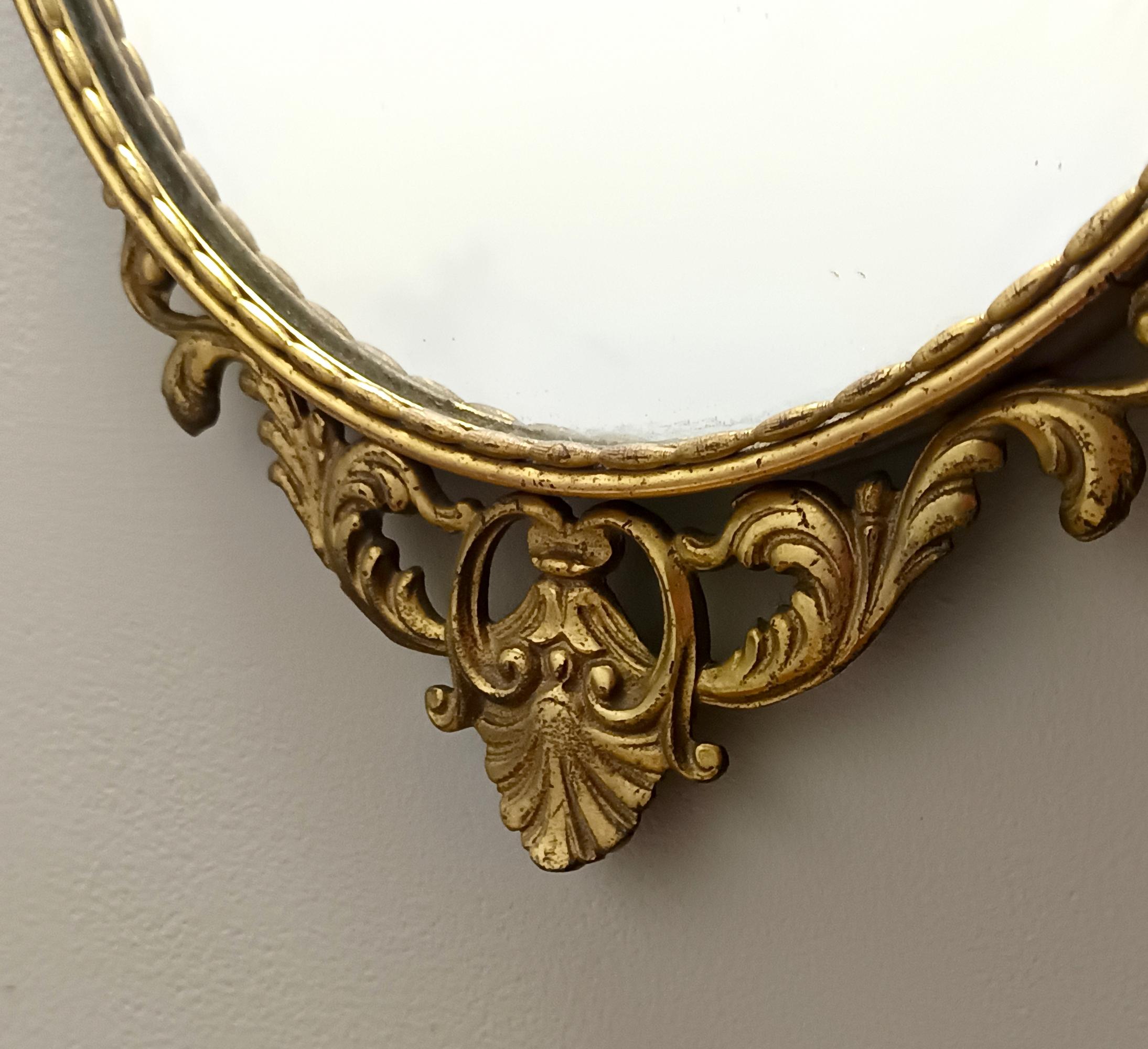Ottone Specchio da parete ovale con cornice e nastro in ottone, Italia in vendita