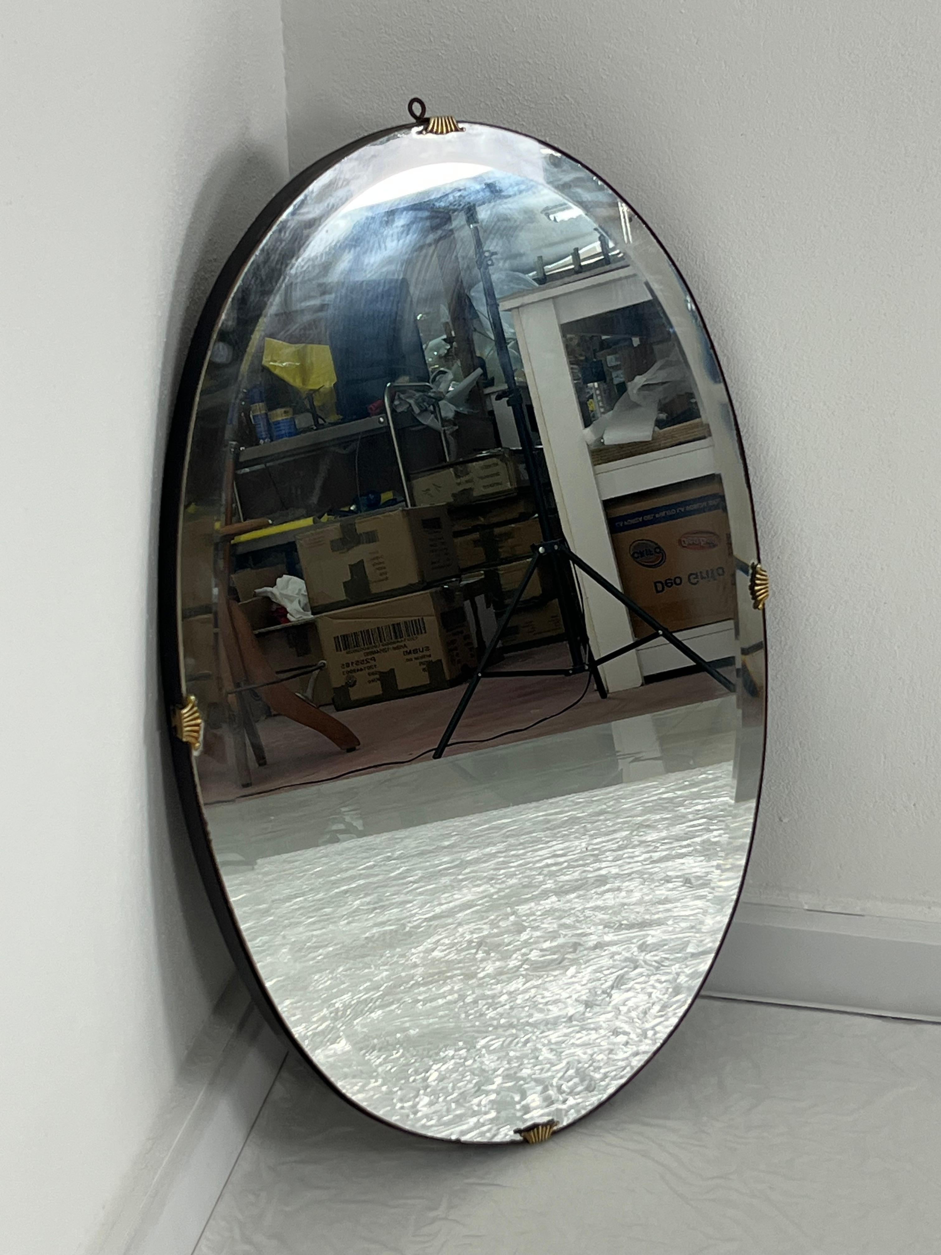 Oval Wall Mirror With Brass Shell Inserts attributed to Gio Ponti, 1960s In Good Condition For Sale In Palermo, IT