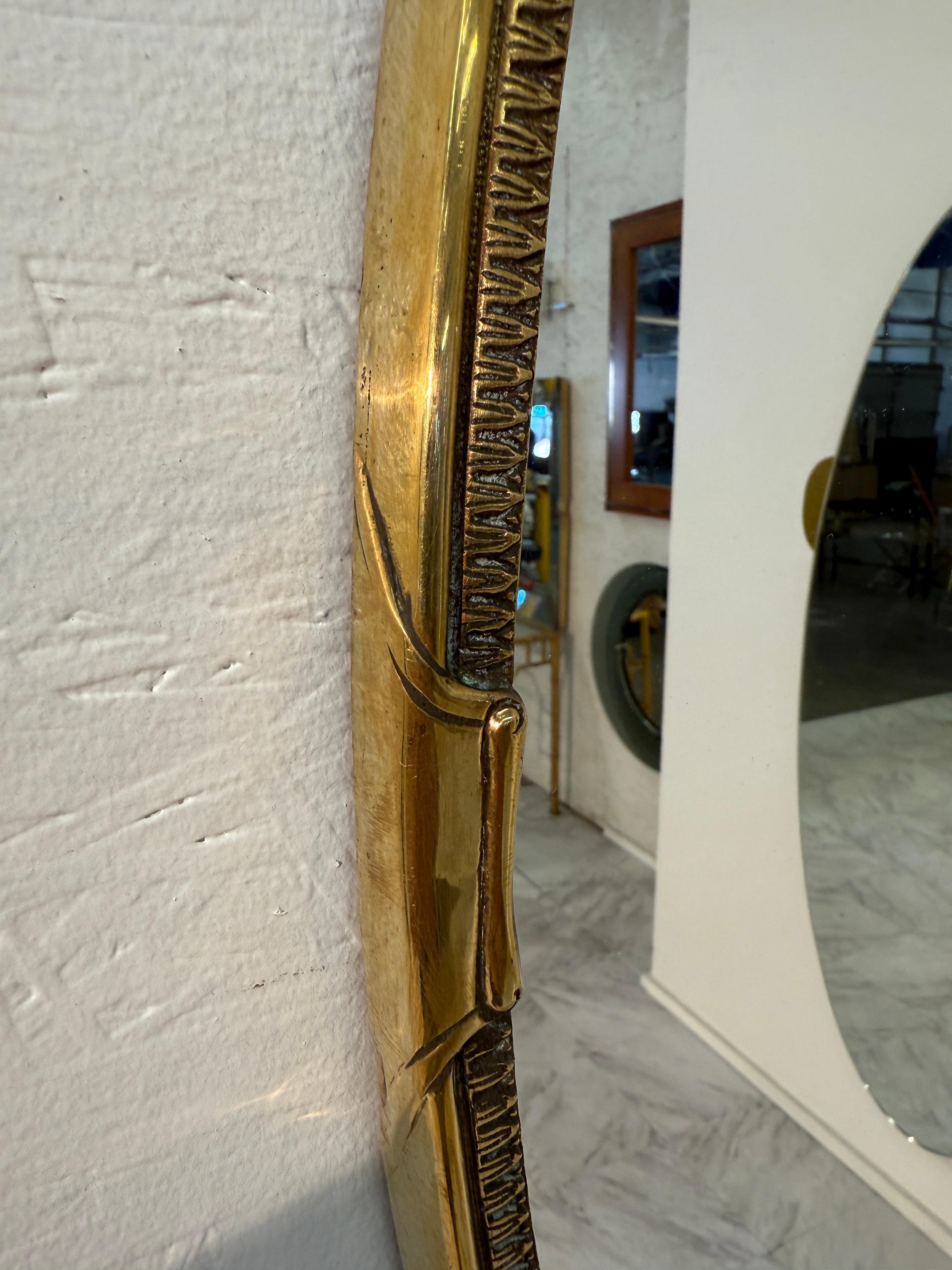 Mid-Century Modern Miroir mural ovale avec cadre en laiton décoratif 1970 en vente