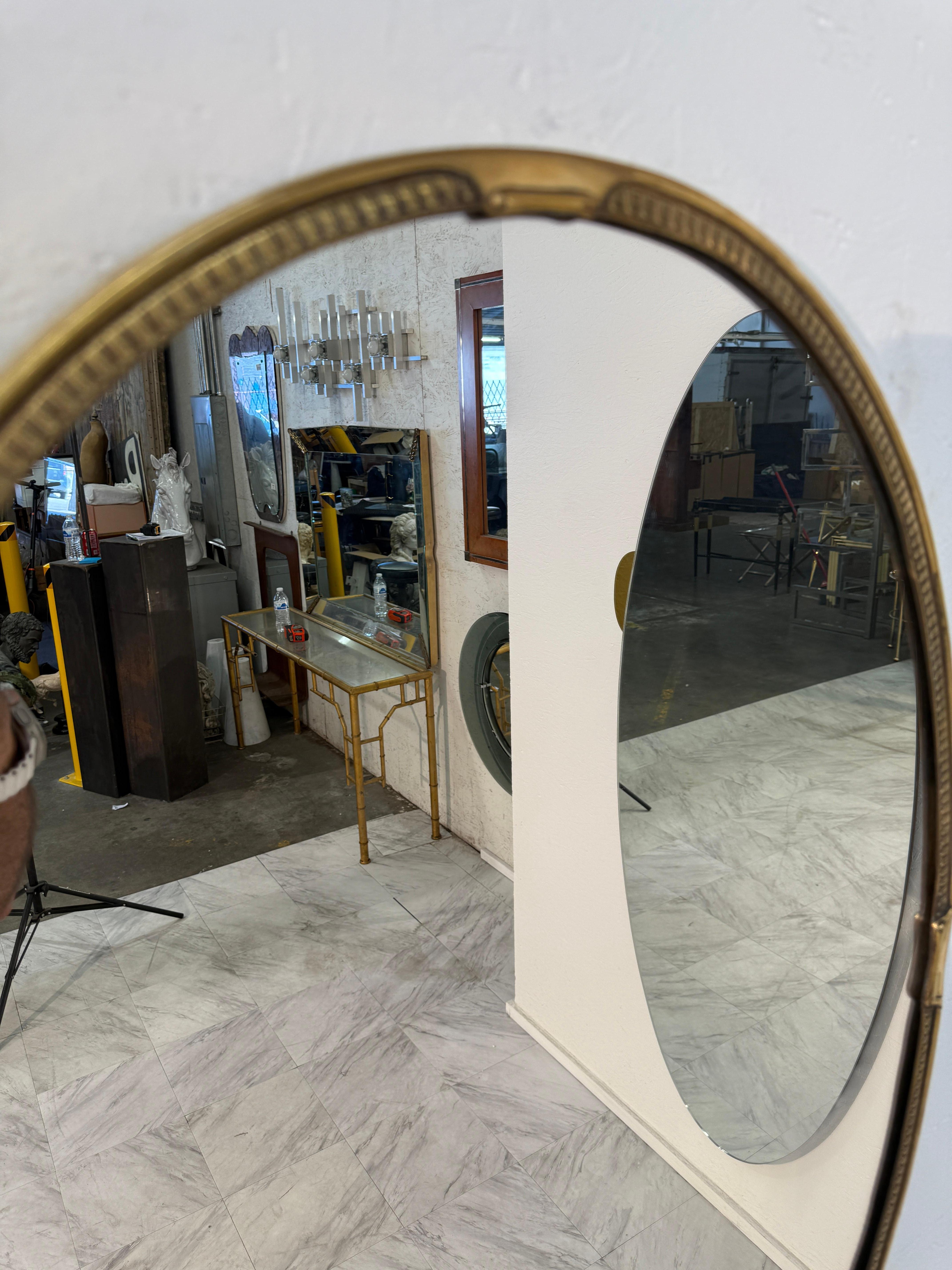 italien Miroir mural ovale avec cadre en laiton décoratif 1970 en vente