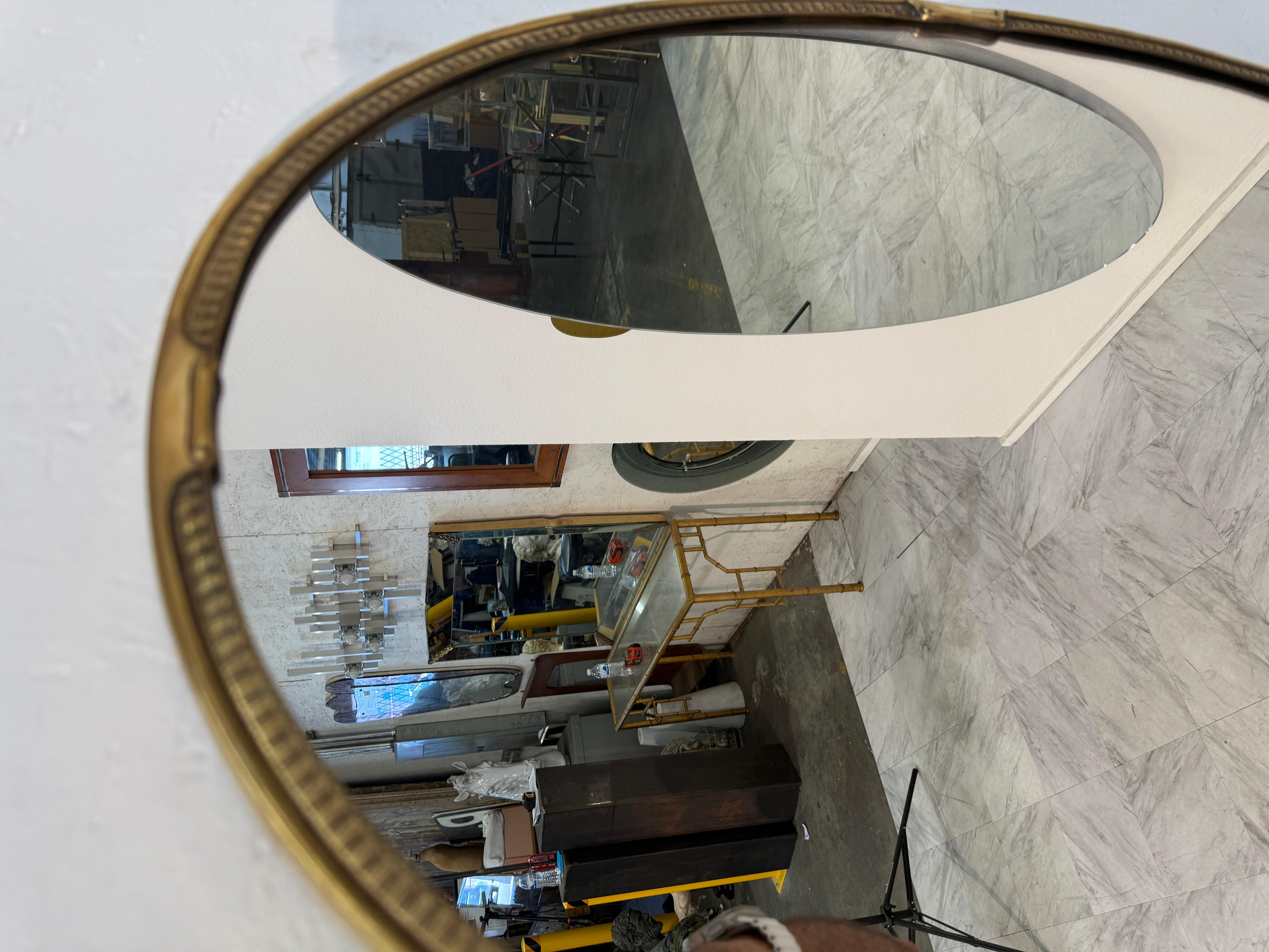 Espejo de Pared Ovalado con Marco Decorativo de Latón Años 70 Italiano en venta