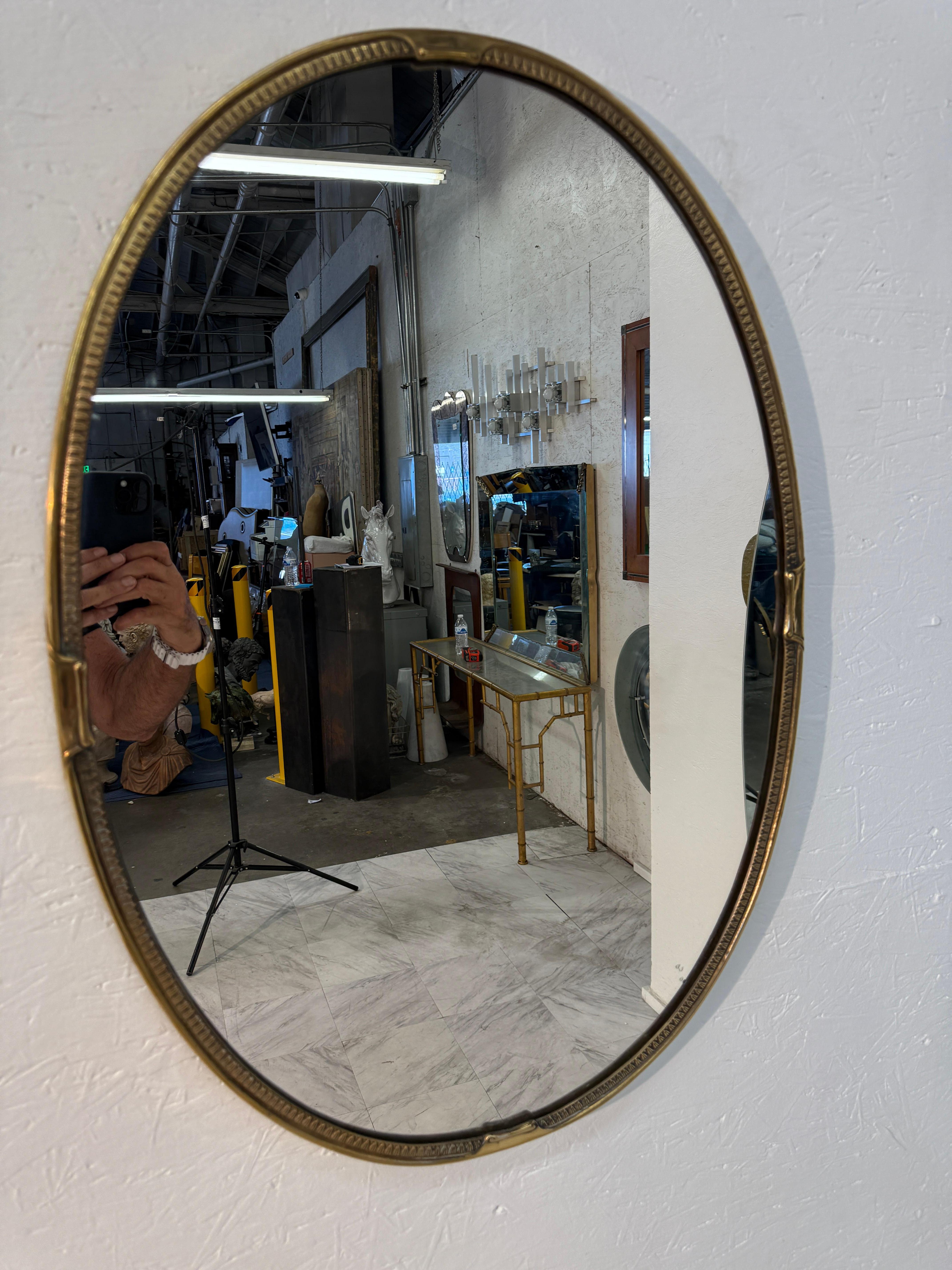 Miroir mural ovale avec cadre en laiton décoratif 1970 Bon état - En vente à Los Angeles, CA