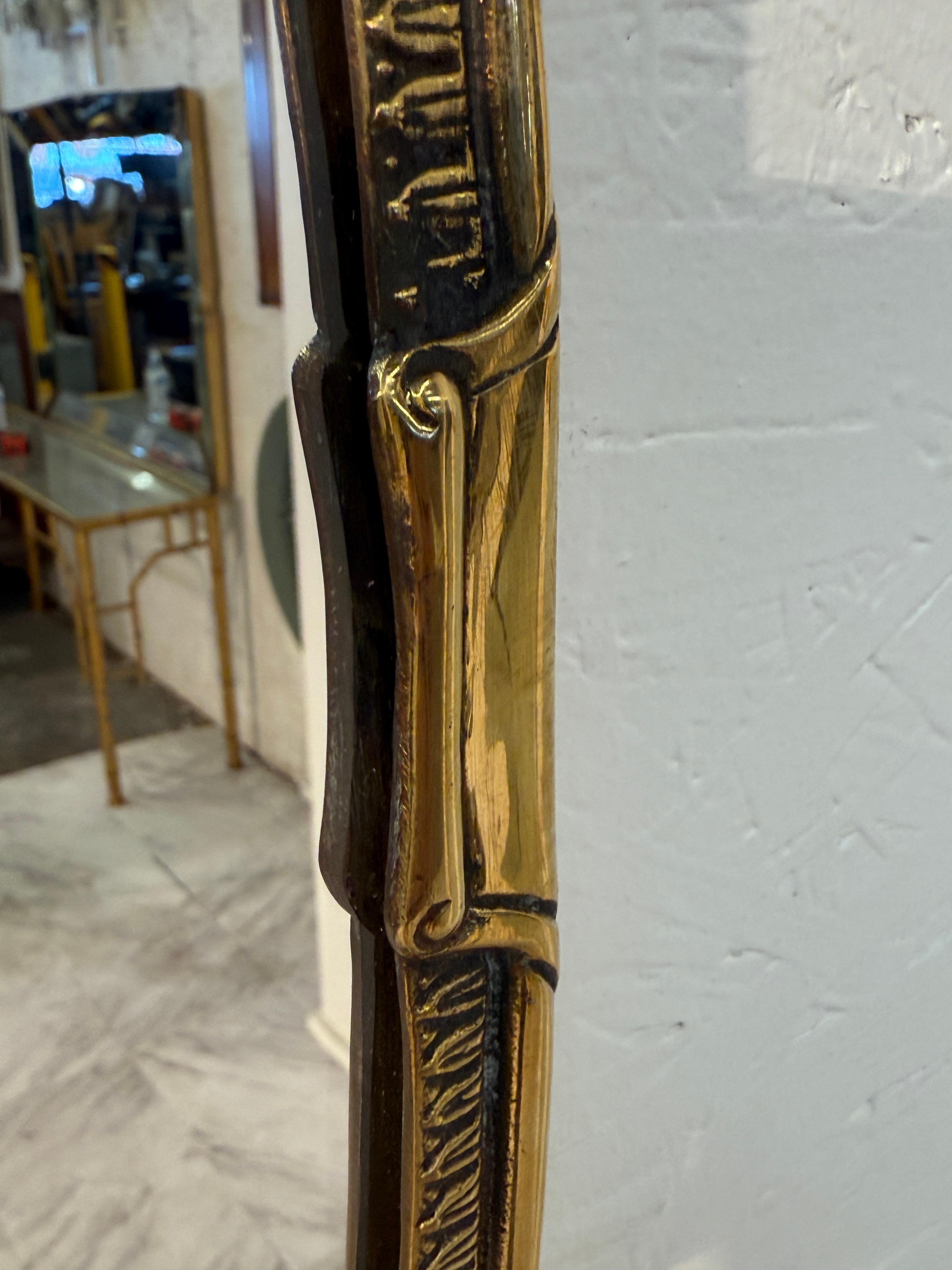 Fin du 20e siècle Miroir mural ovale avec cadre en laiton décoratif 1970 en vente