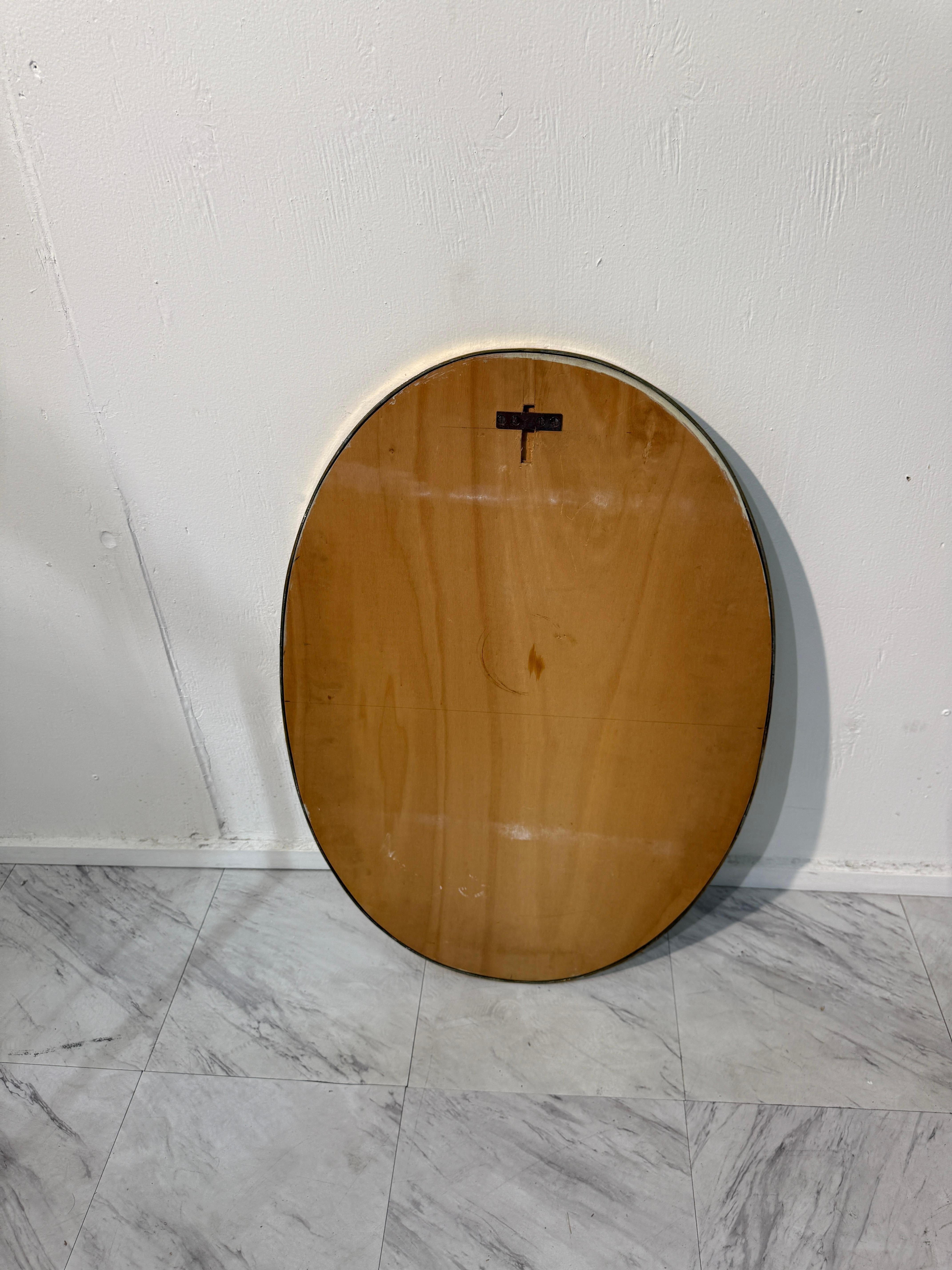Miroir mural ovale avec cadre en laiton décoratif 1970 en vente 1