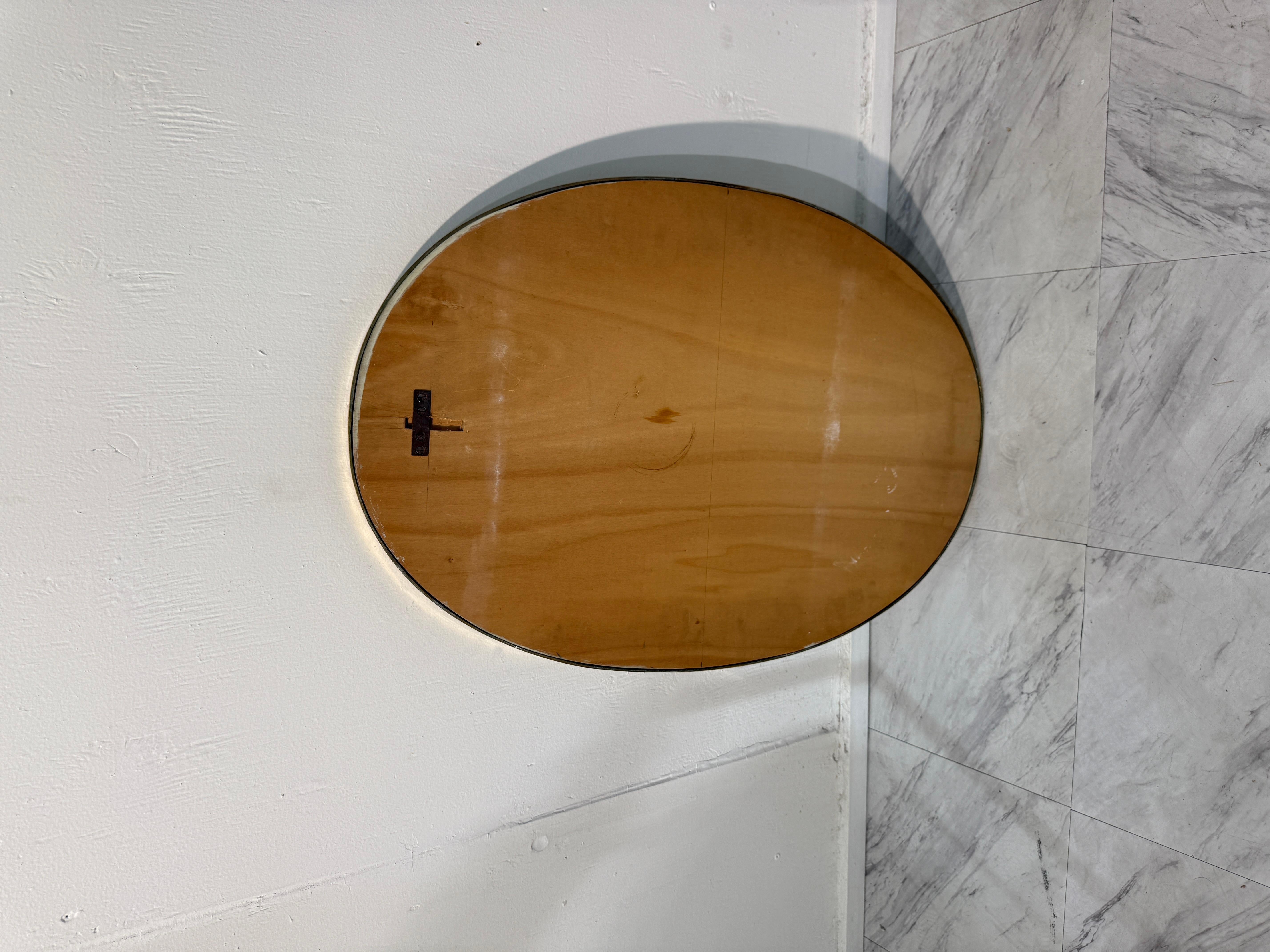 Espejo de Pared Ovalado con Marco Decorativo de Latón Años 70 en venta 2