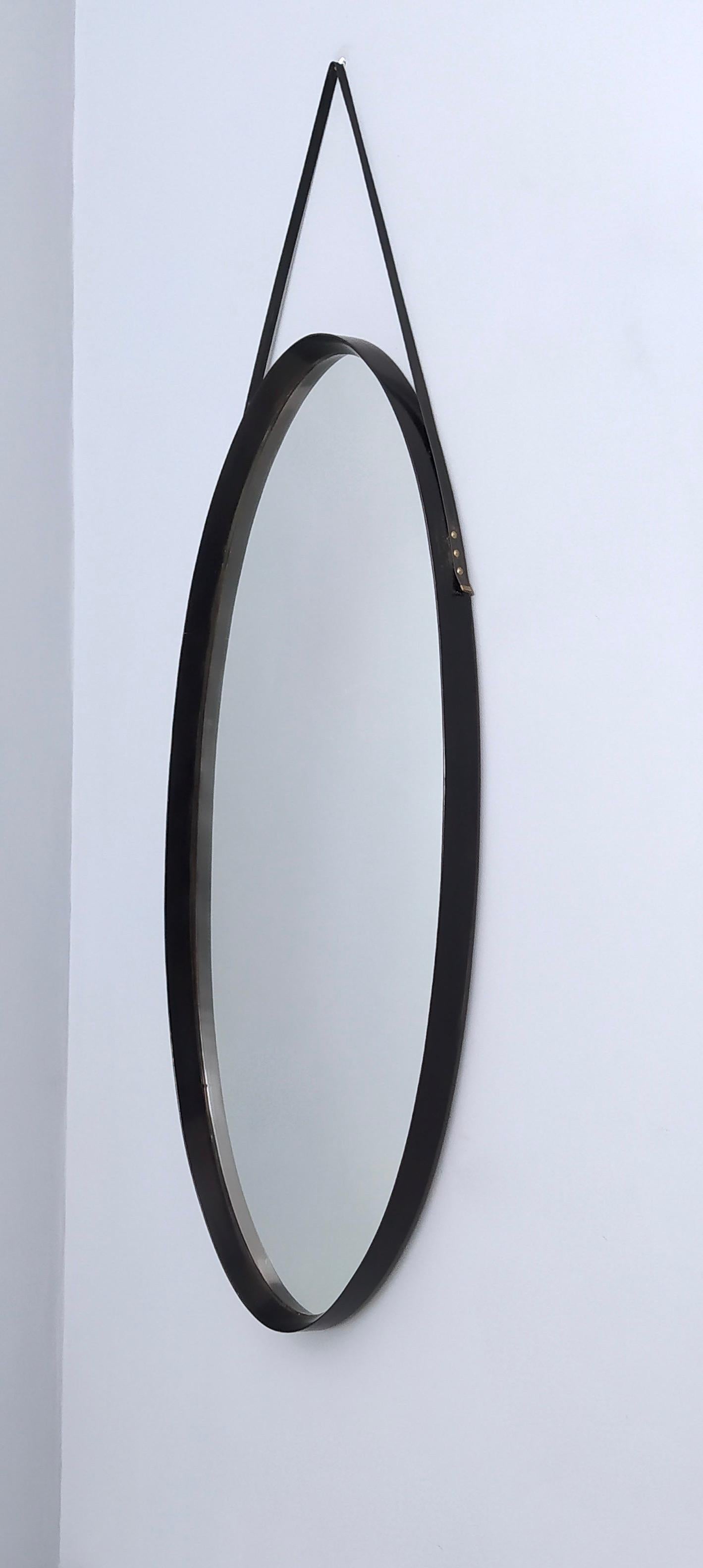 Oval Vintage Wall Mirror with Ebonized Wood Frame and a Leather Hook, Italy In Good Condition For Sale In Bresso, Lombardy