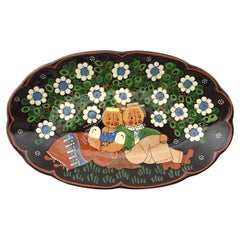 Assiette murale ovale avec fleurs et couple en costume d'Aebi Hasle + Trubsachen