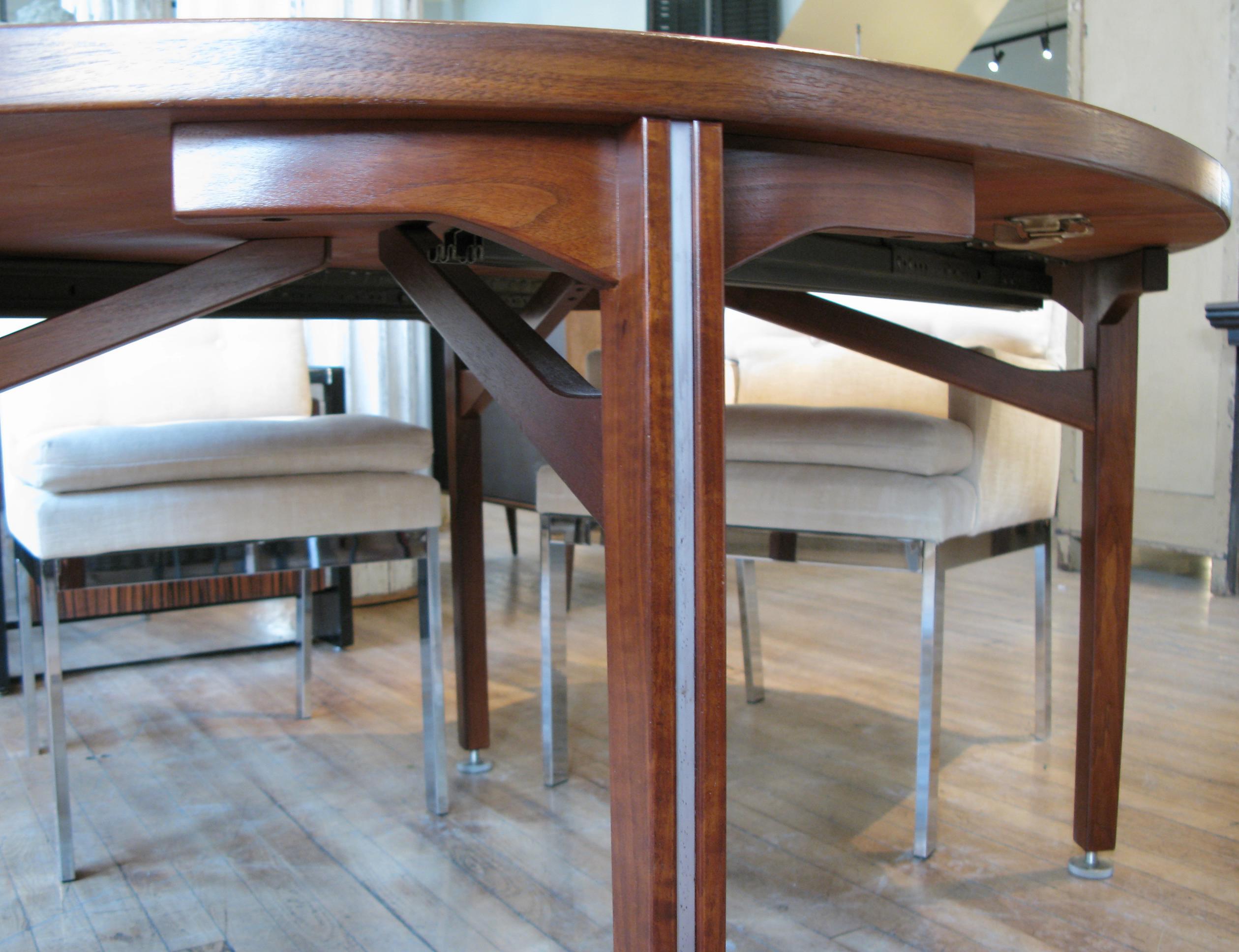 Oval Walnut Extension Dining Table by Jens Risom In Good Condition In Hudson, NY