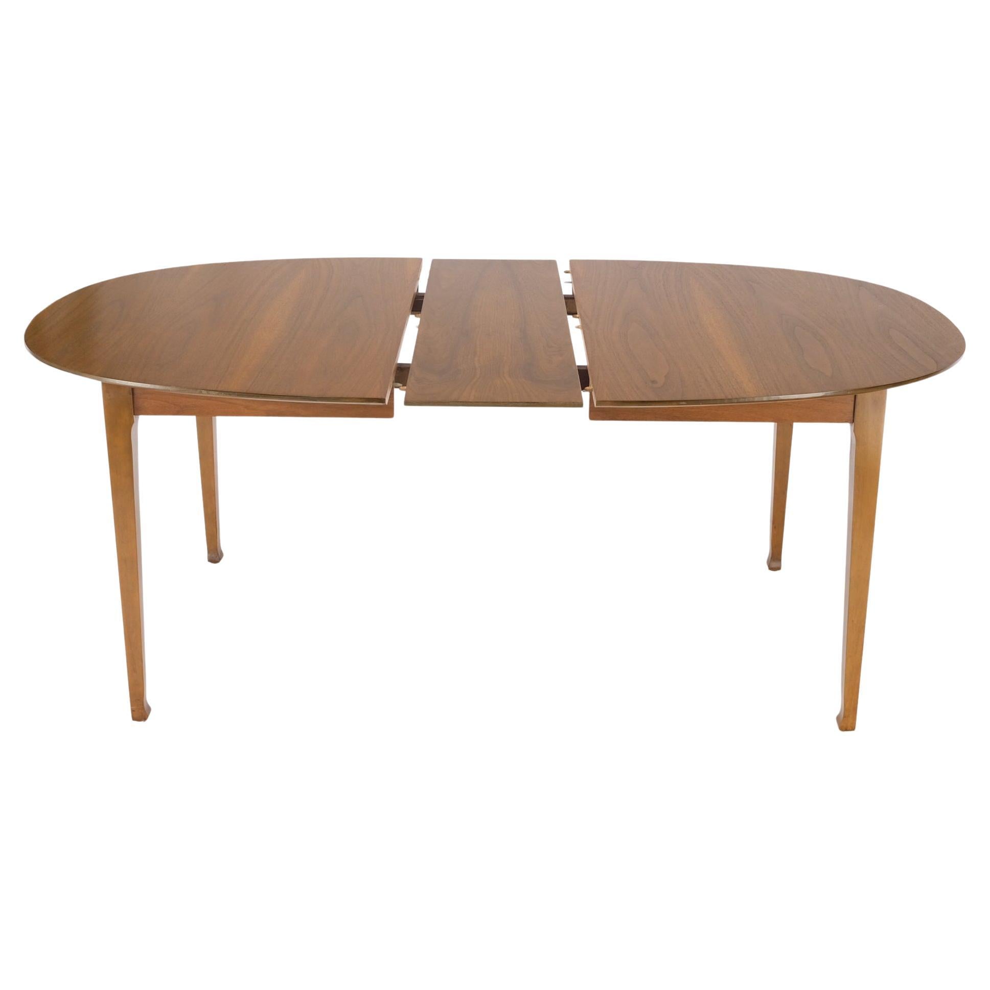 Table de conférence ovale en noyer à pieds fuselés Table de salle à manger moderne du milieu du siècle MINT
Une feuille de table mesurant 12'' de diamètre.