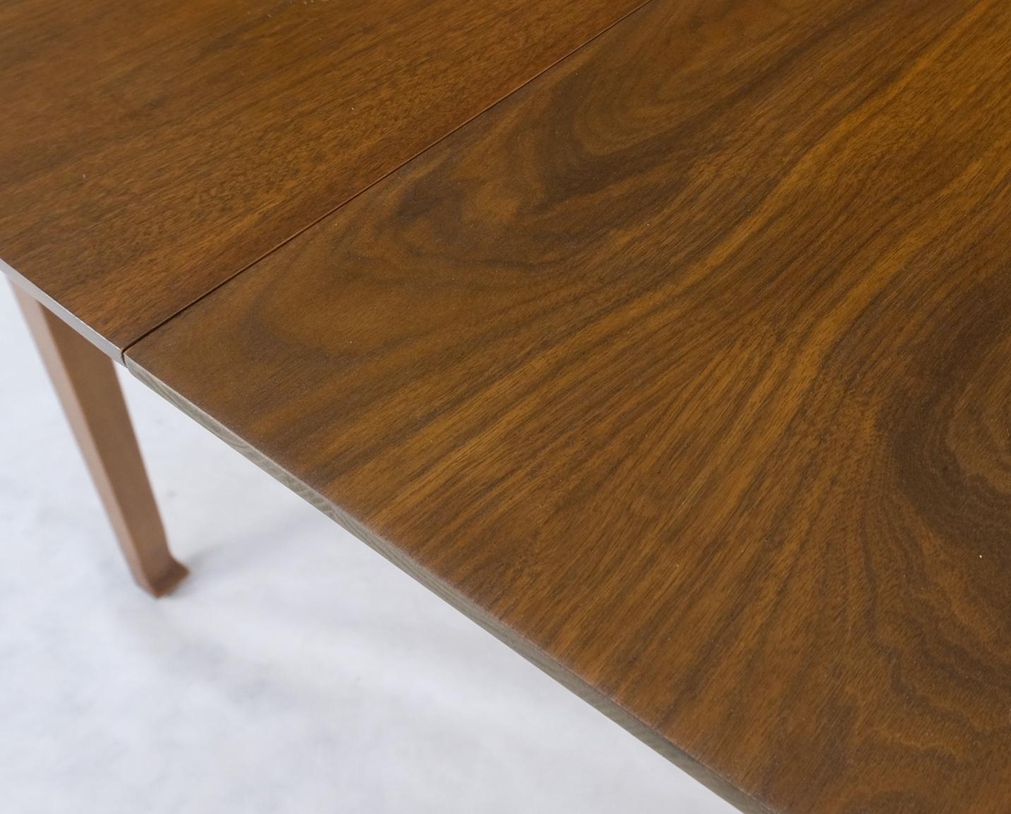 Ovaler quadratischer Konferenztisch aus Nussbaumholz mit konisch zulaufenden Beinen, Mid-Century Modern, Mint im Zustand „Gut“ im Angebot in Rockaway, NJ
