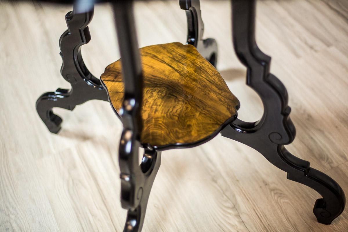 Oval Walnut Tea Table, circa 19th Century For Sale 6