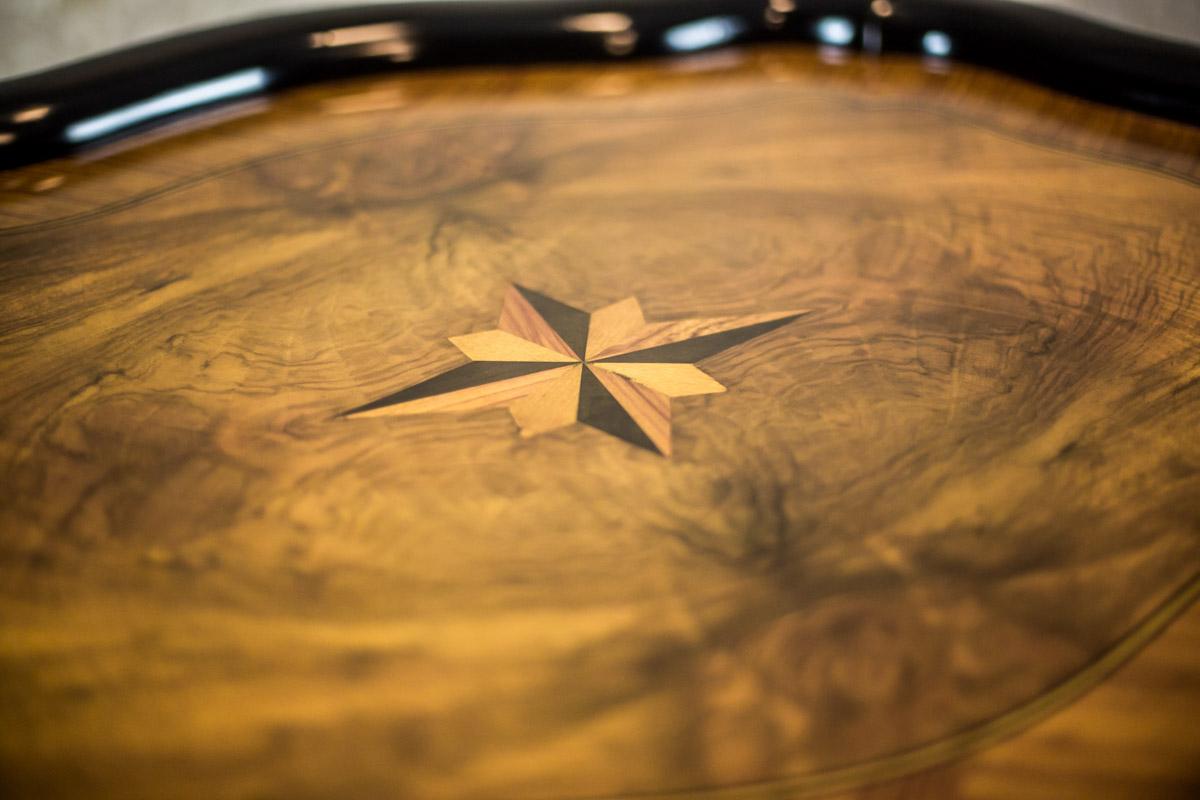 Oval Walnut Tea Table, circa 19th Century For Sale 1