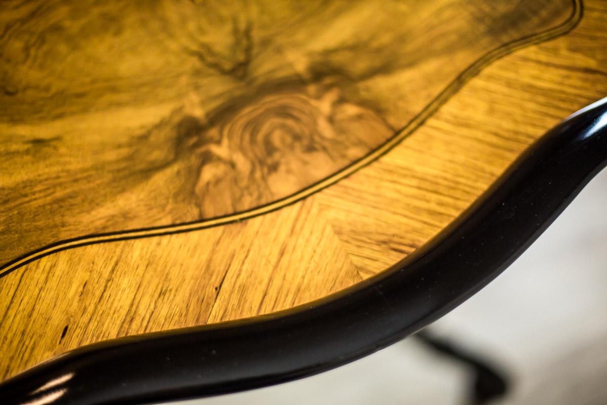 Oval Walnut Tea Table, circa 19th Century For Sale 3