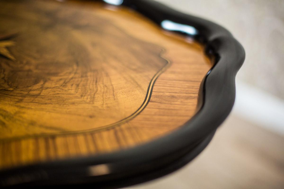 Oval Walnut Tea Table, circa 19th Century For Sale 4