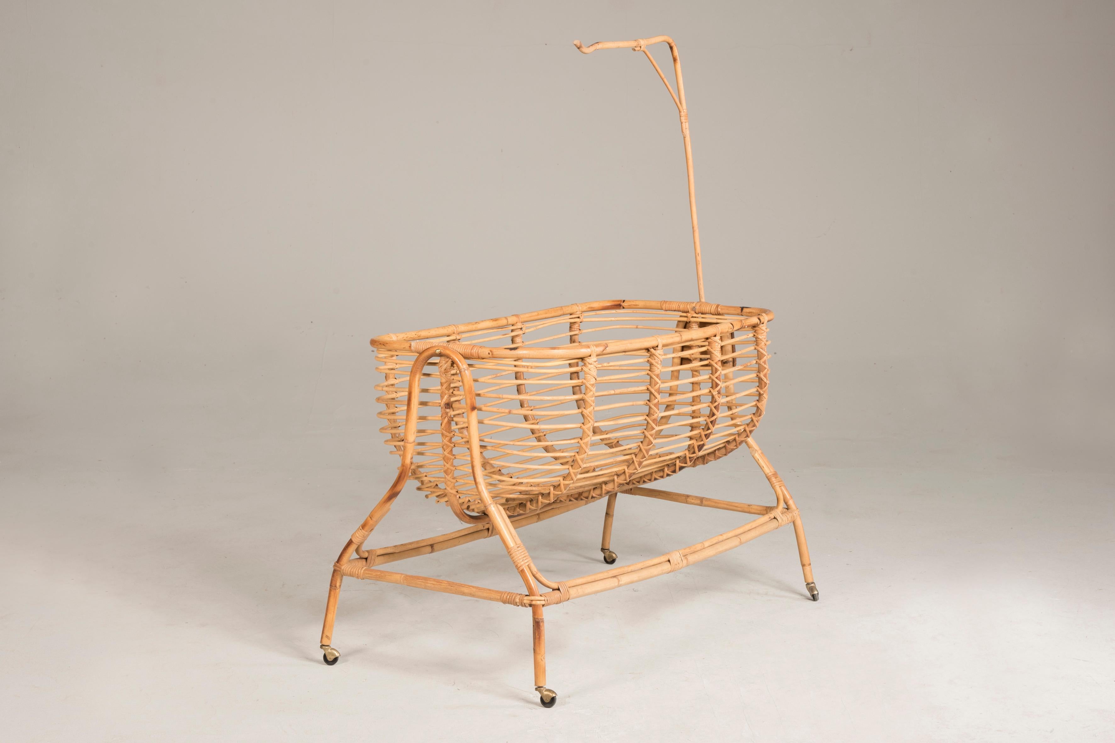 Oval wheeled swinging Rattan crib form 1970s 
Restored in conservative way 
 
Measure: W 113 cm x D 58 cm x H 140 cm 
W 44.5 