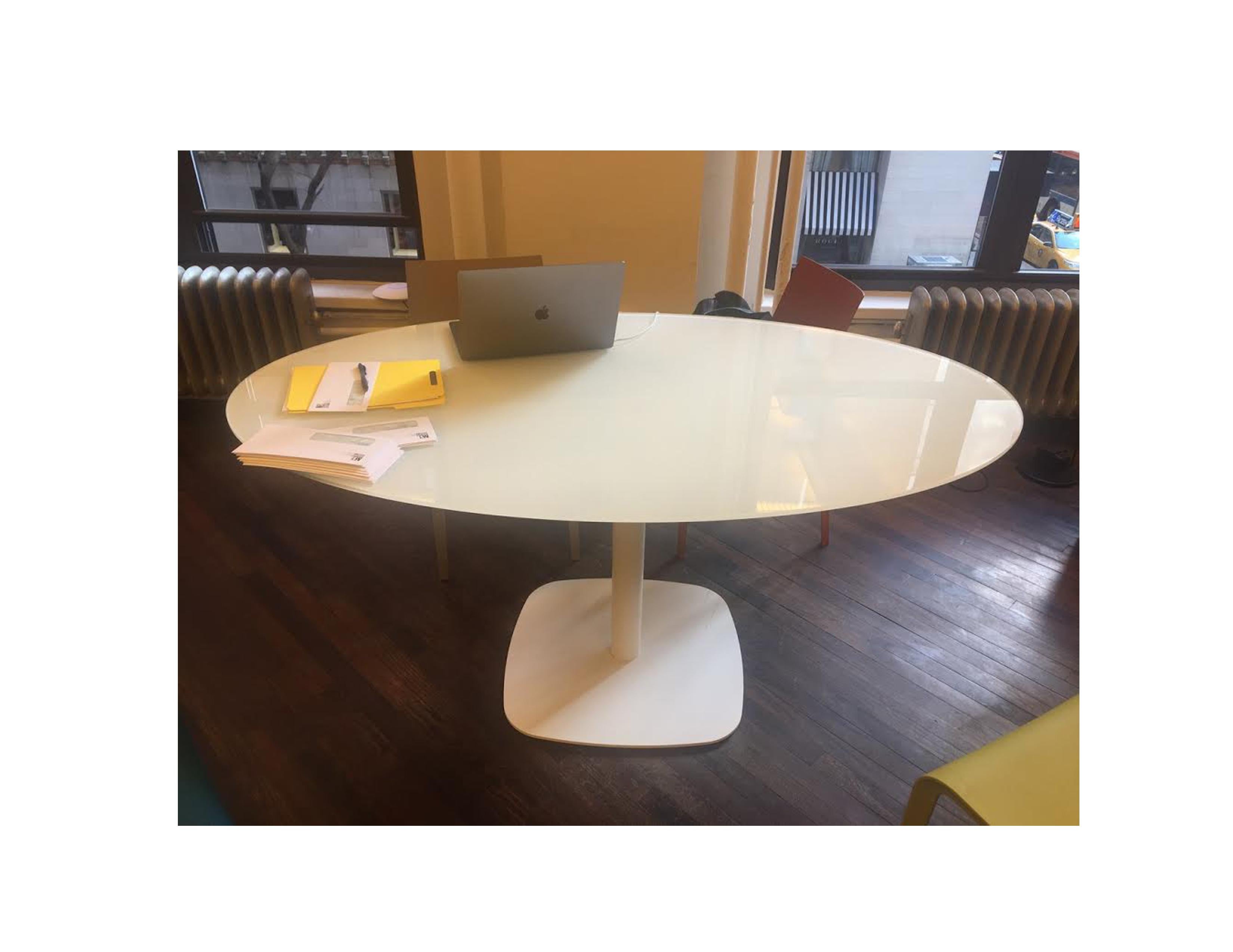 Small meeting table oval - Dining height
Top: Bianco (white) V4 lacquered glass
Base: white varnished dimension: 63.2