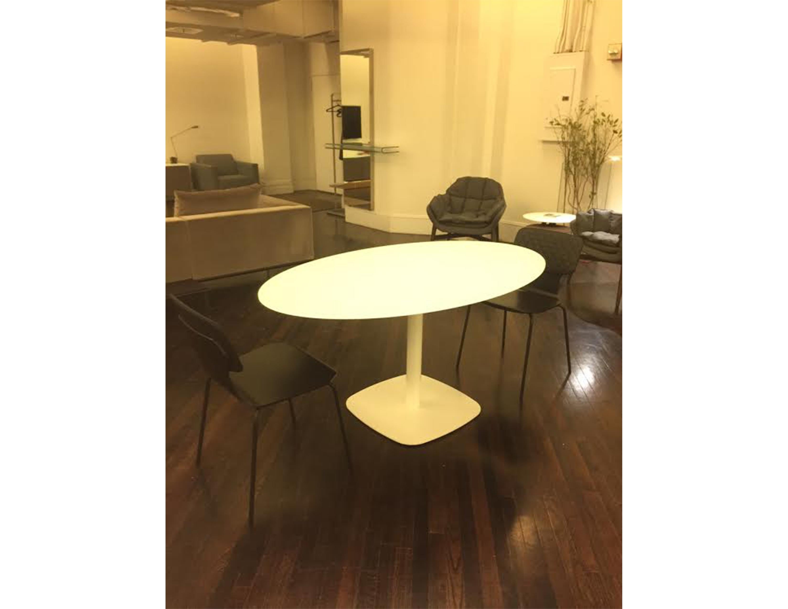 Oval White Glass Small Meeting Table In Good Condition In New York, NY