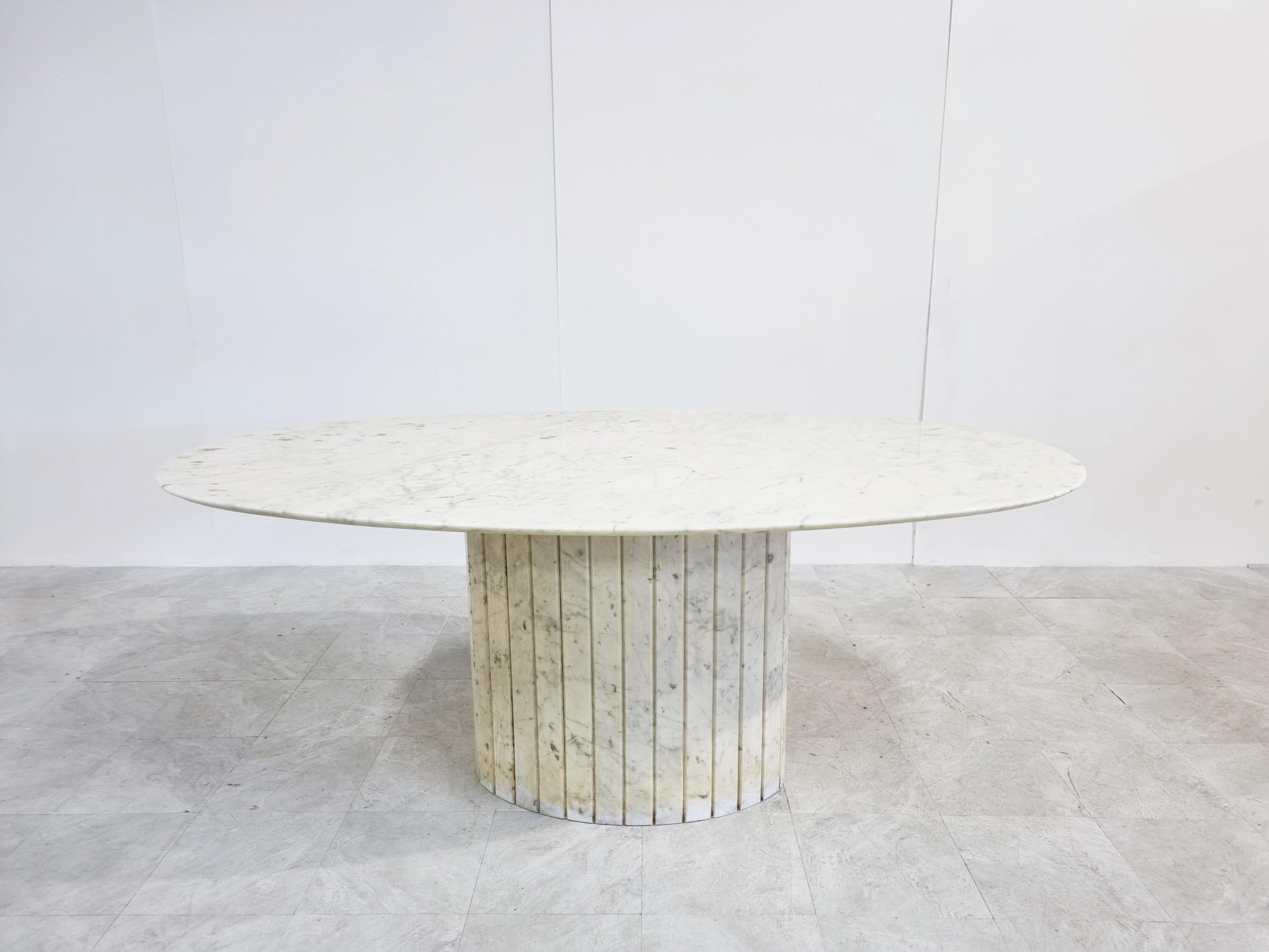 Stuning knife edge oval dining table made from white marble on a slatted marble base.

Beautiful veined marble.

The table is in good condition, no damages. Only some yellow shine to the base due to age.

1970s - Italy

Height: