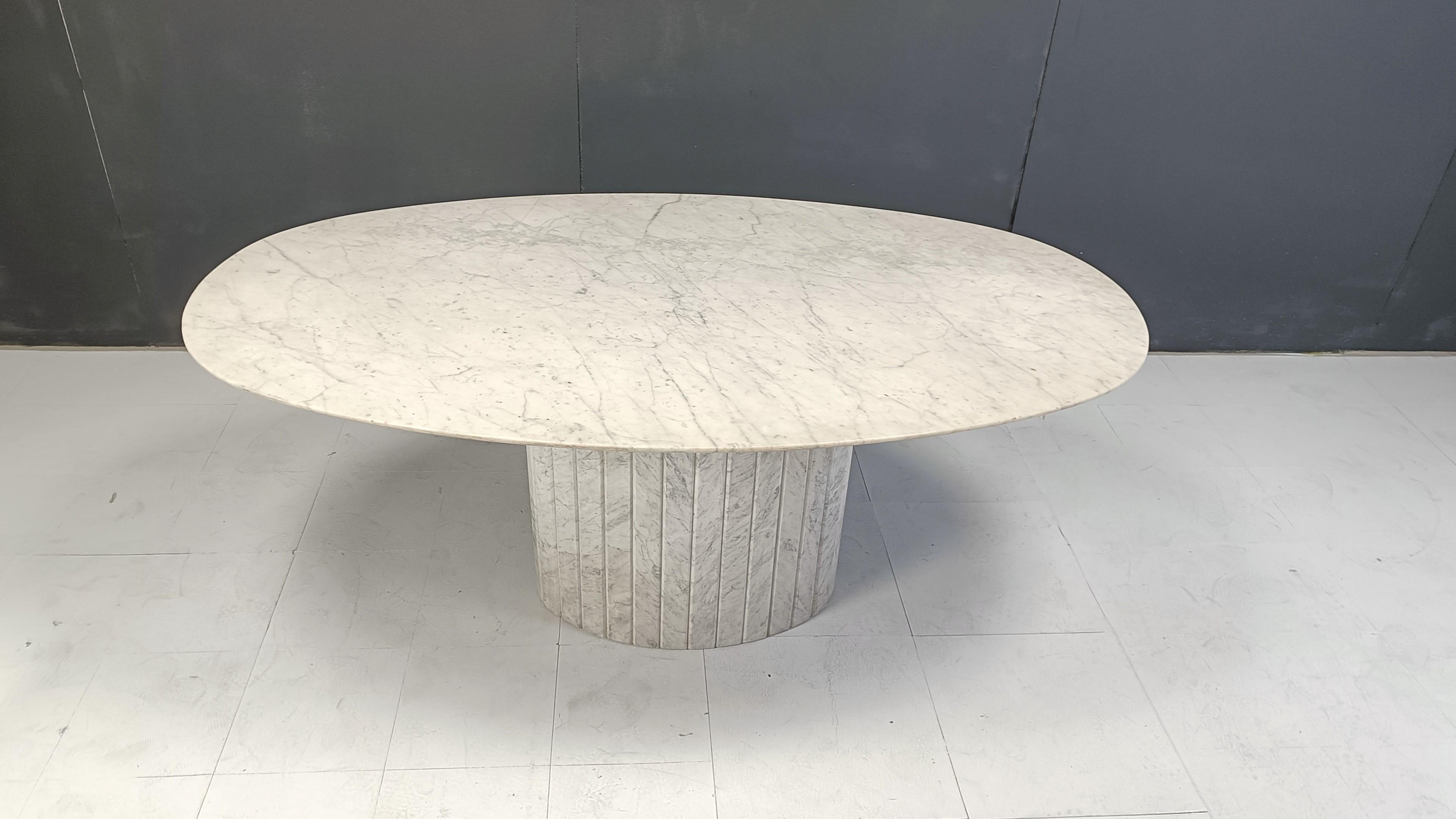 
Whiting table de salle à manger ovale en marbre blanc sur un socle en marbre à lattes.

Magnifique marbre veiné.

La table est en bon état, elle n'est pas endommagée.

Années 1970 - Italie

Hauteur : 73 cm
Largeur : 180 cm
Profondeur : 100cm

Réf :