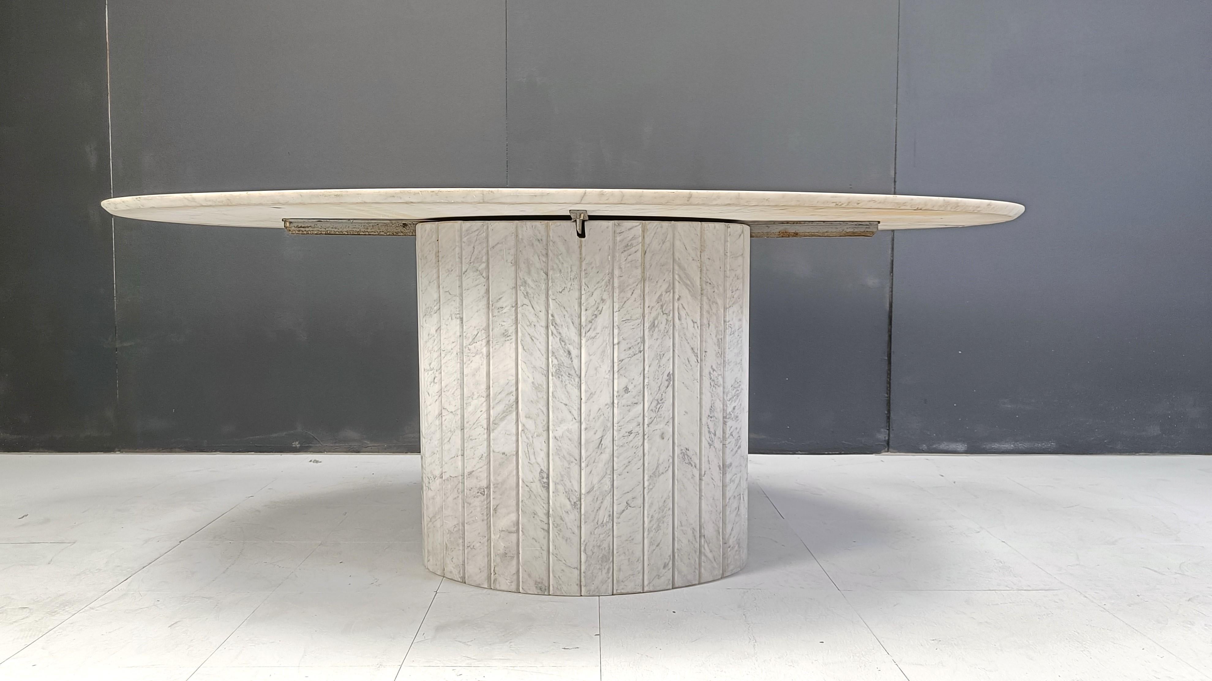 italien Table de salle à manger ovale en marbre blanc, 1970