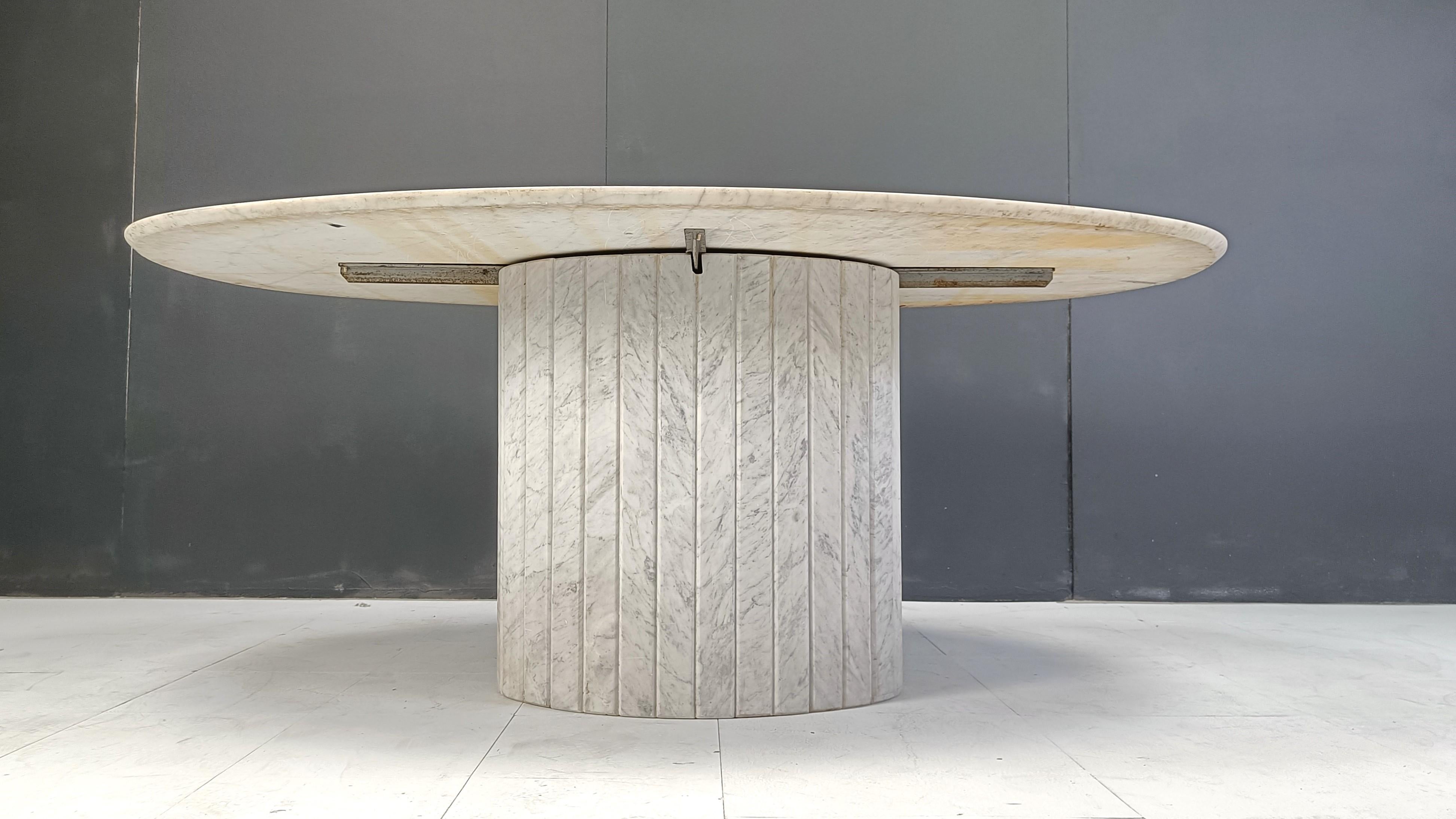 Table de salle à manger ovale en marbre blanc, 1970 Bon état à Leuven, Vlaams Gewest