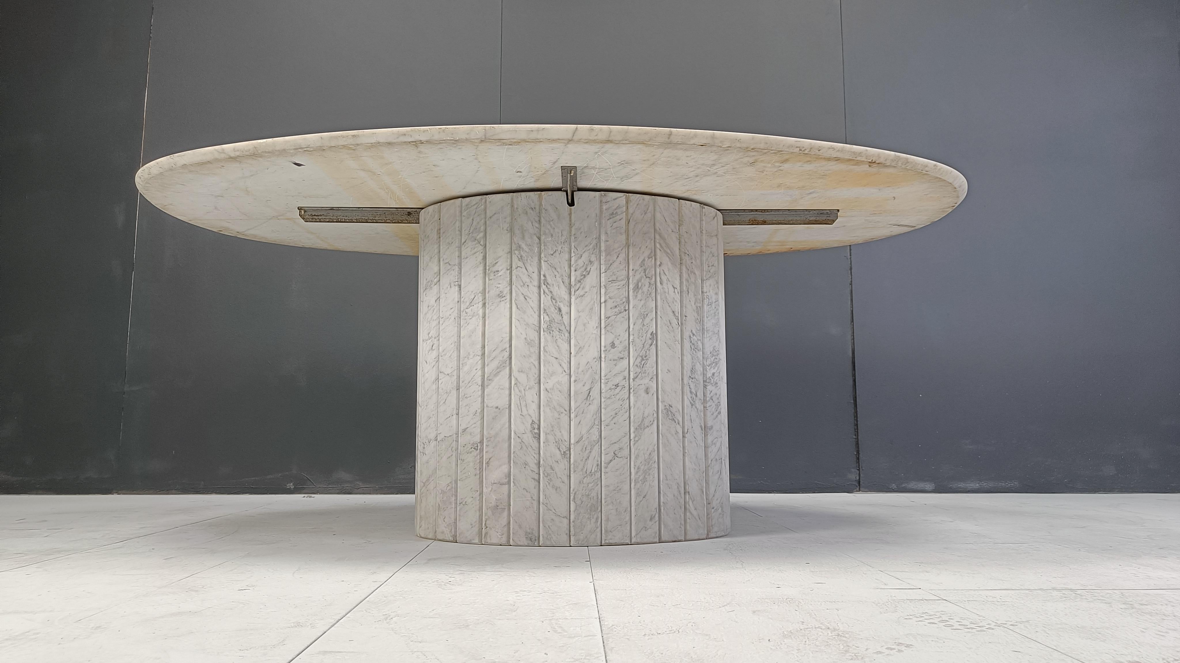 Fin du 20e siècle Table de salle à manger ovale en marbre blanc, 1970