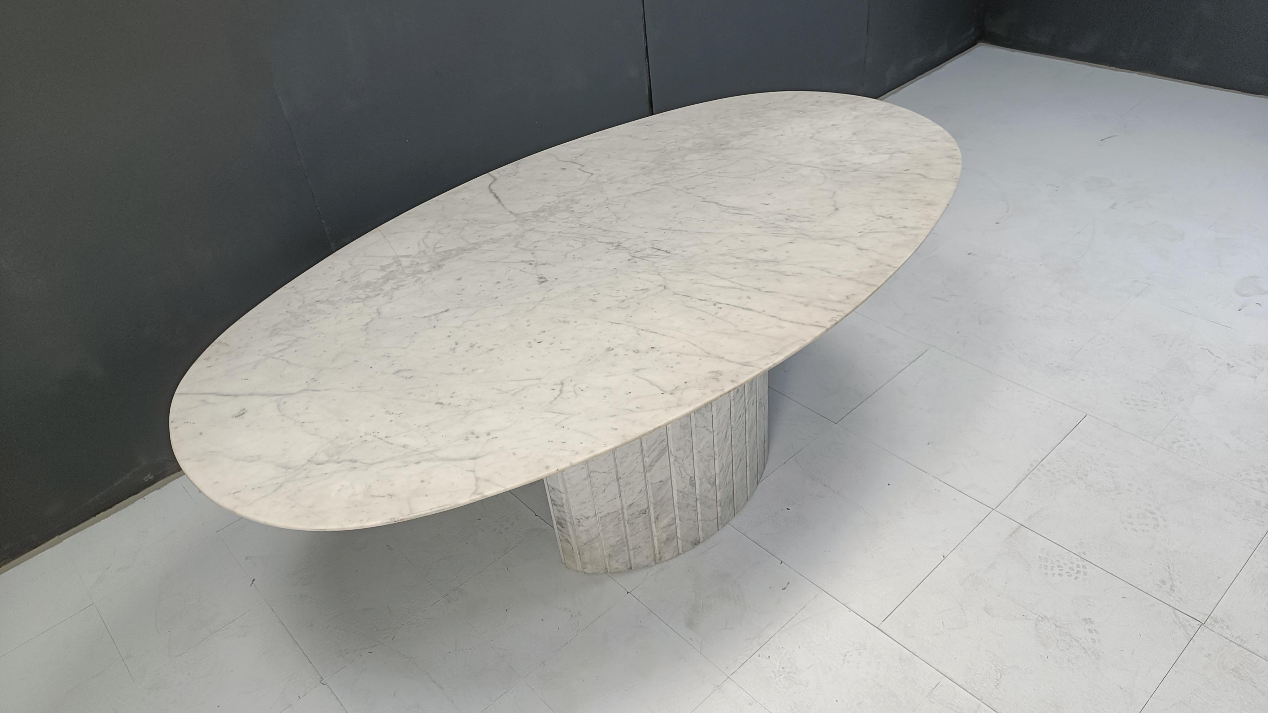 Marbre Table de salle à manger ovale en marbre blanc, 1970