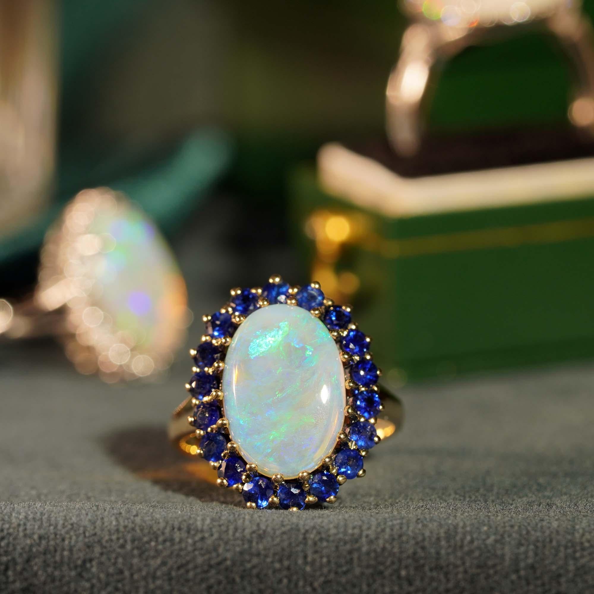 Bague en or jaune 9KT avec halo en saphir bleu et opale blanche ovale de style vintage Pour femmes en vente