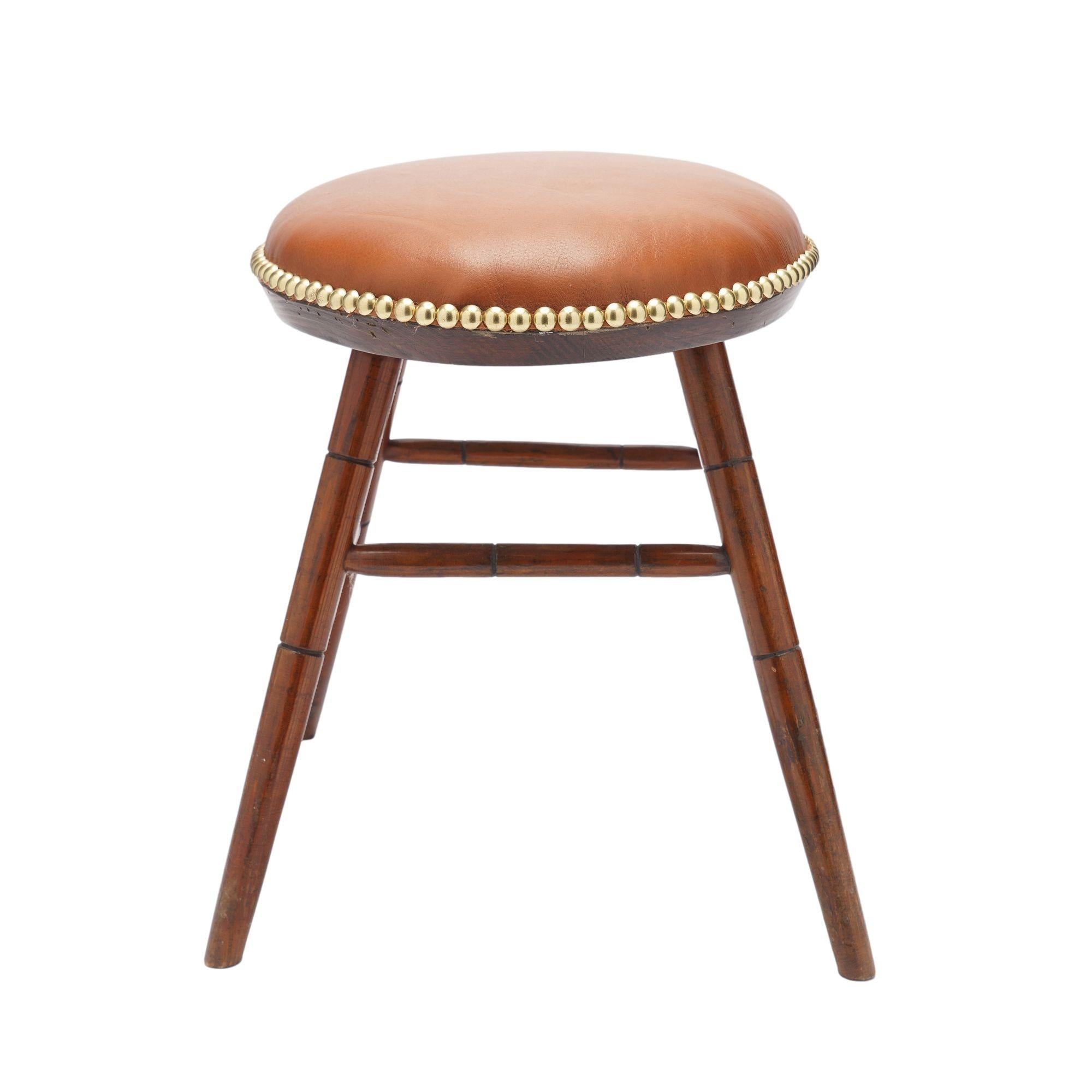 Taburete Windsor ovalado con asiento de cuero, c. 1825-50 Estadounidense en venta
