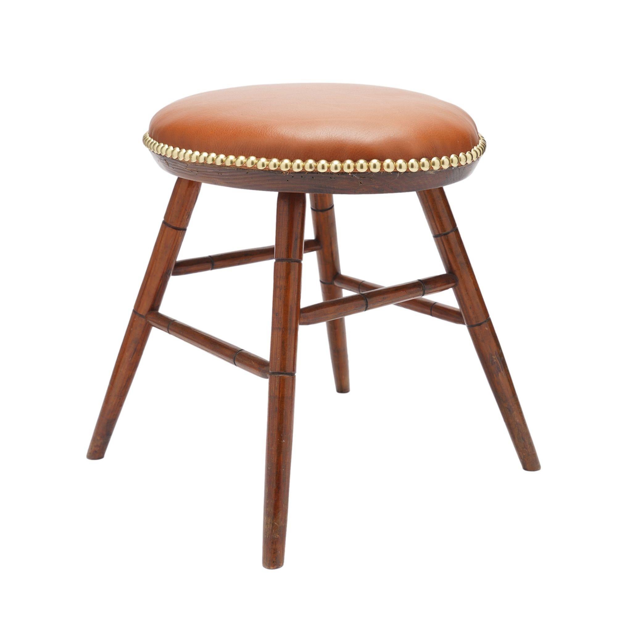 Taburete Windsor ovalado con asiento de cuero, c. 1825-50 en Bueno estado para la venta en Kenilworth, IL