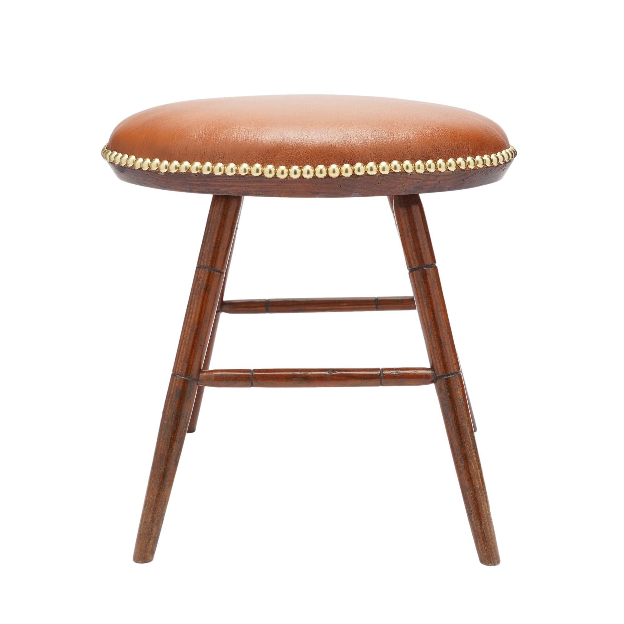 Taburete Windsor ovalado con asiento de cuero, c. 1825-50 Latón en venta