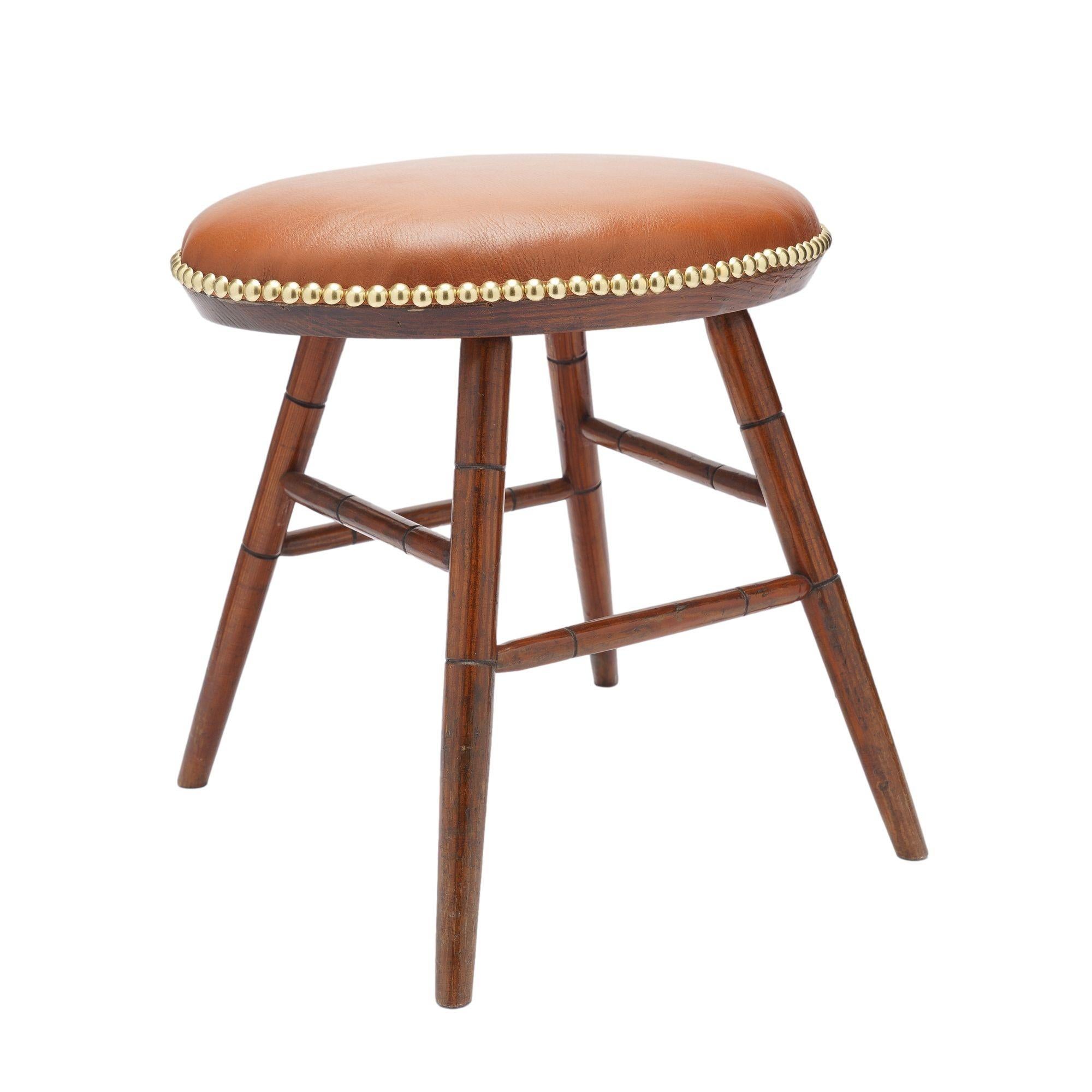 Taburete Windsor ovalado con asiento de cuero, c. 1825-50 en venta 1