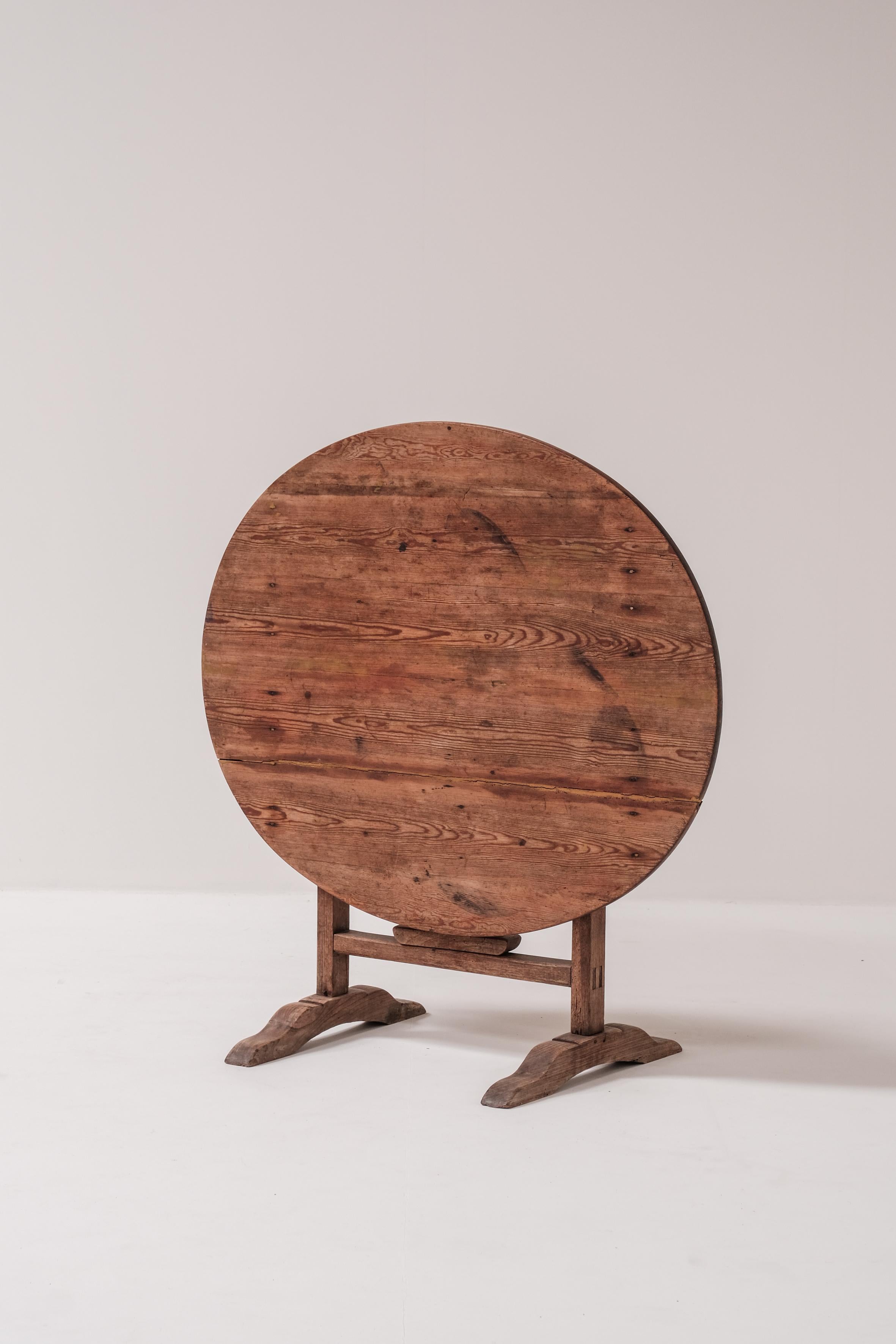 A French tilt-top wine tasting table from the 19th century. This antique oval-shaped table from France features a tilt top,.

The butterfly support swivels, to either support the top or allow it to be conveniently folded down. 

This piece has a