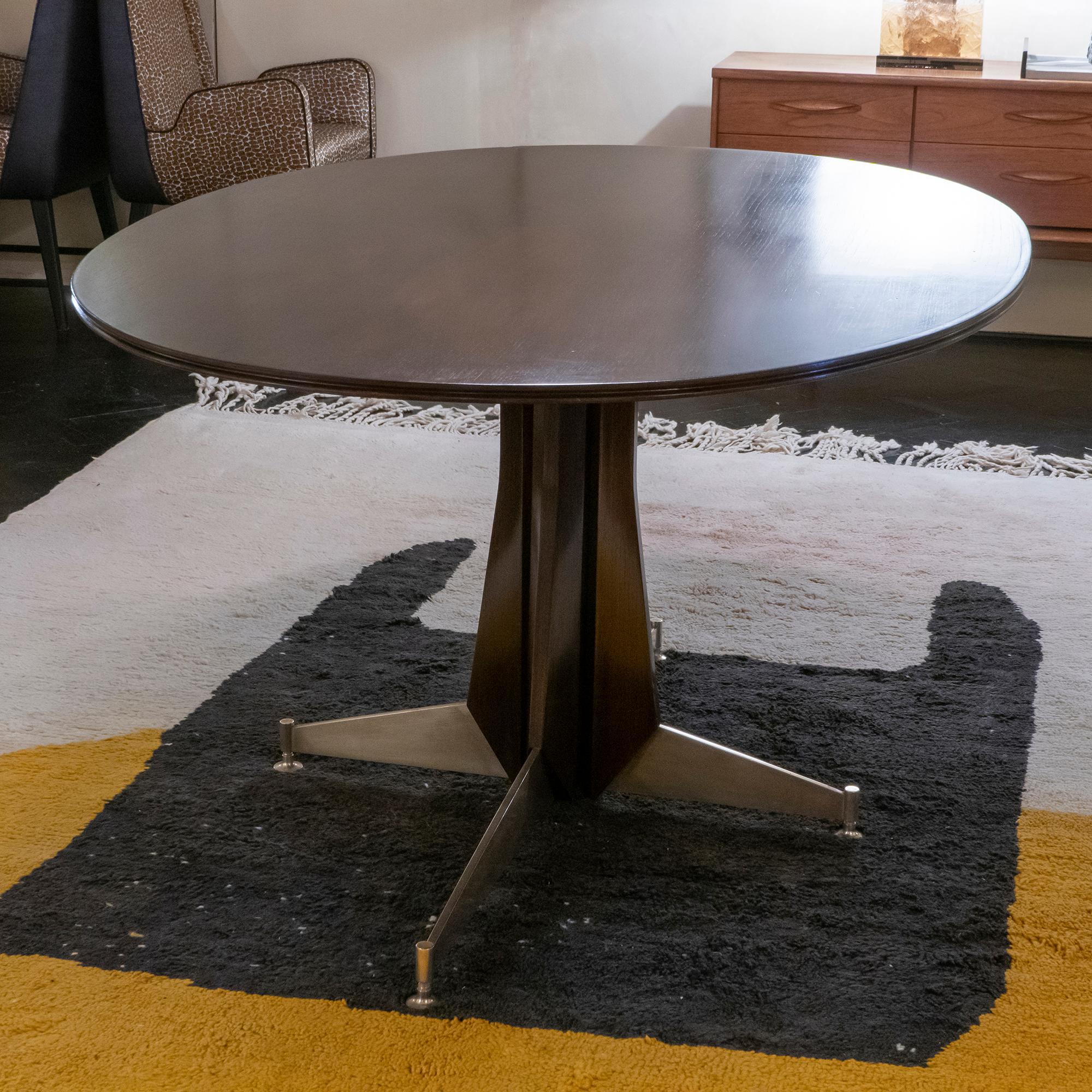 1950s, Italian oval Dining Table, wood top and structure with brass details, perfect condition and beautiful vintage patina, attributed to Ignazio Gardella.
  