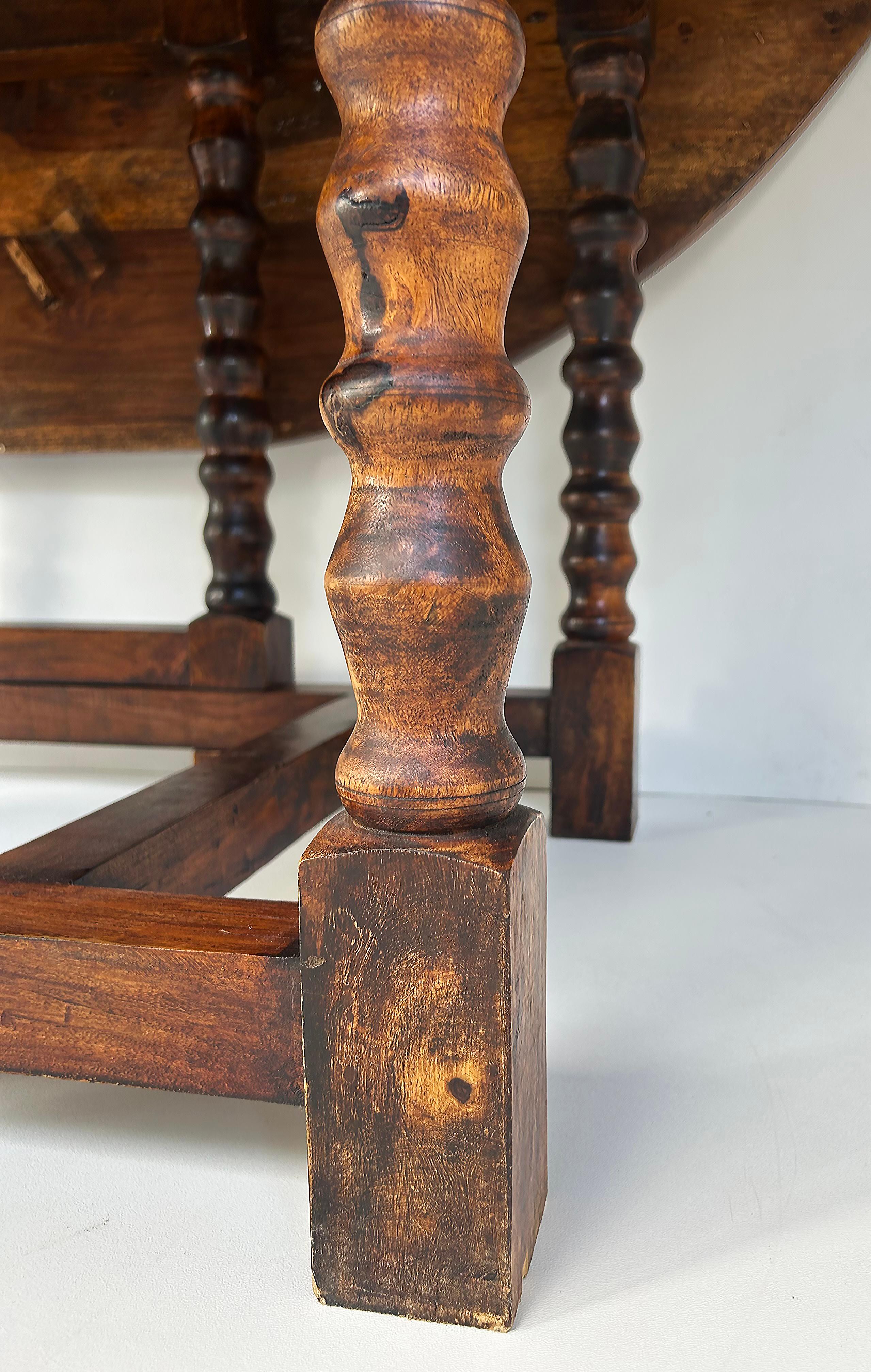 Table de salle à manger ovale à pieds torsadés et pieds tournés, 8 places en vente 4
