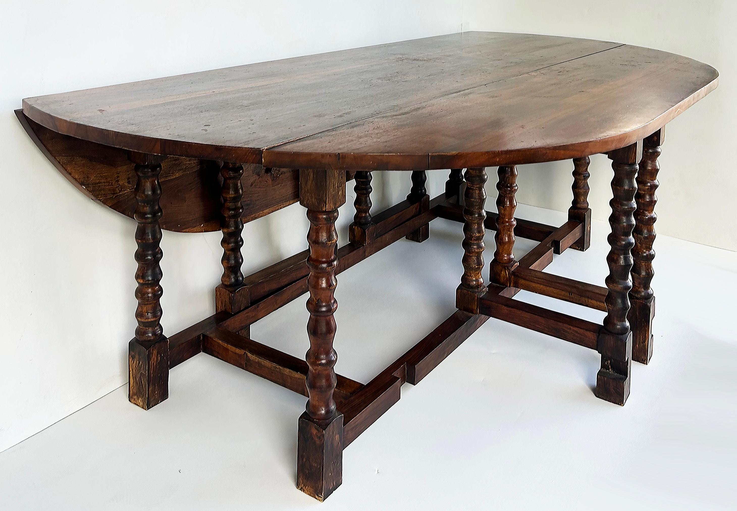 Table de salle à manger ovale à pieds torsadés et pieds tournés, 8 places Bon état - En vente à Miami, FL
