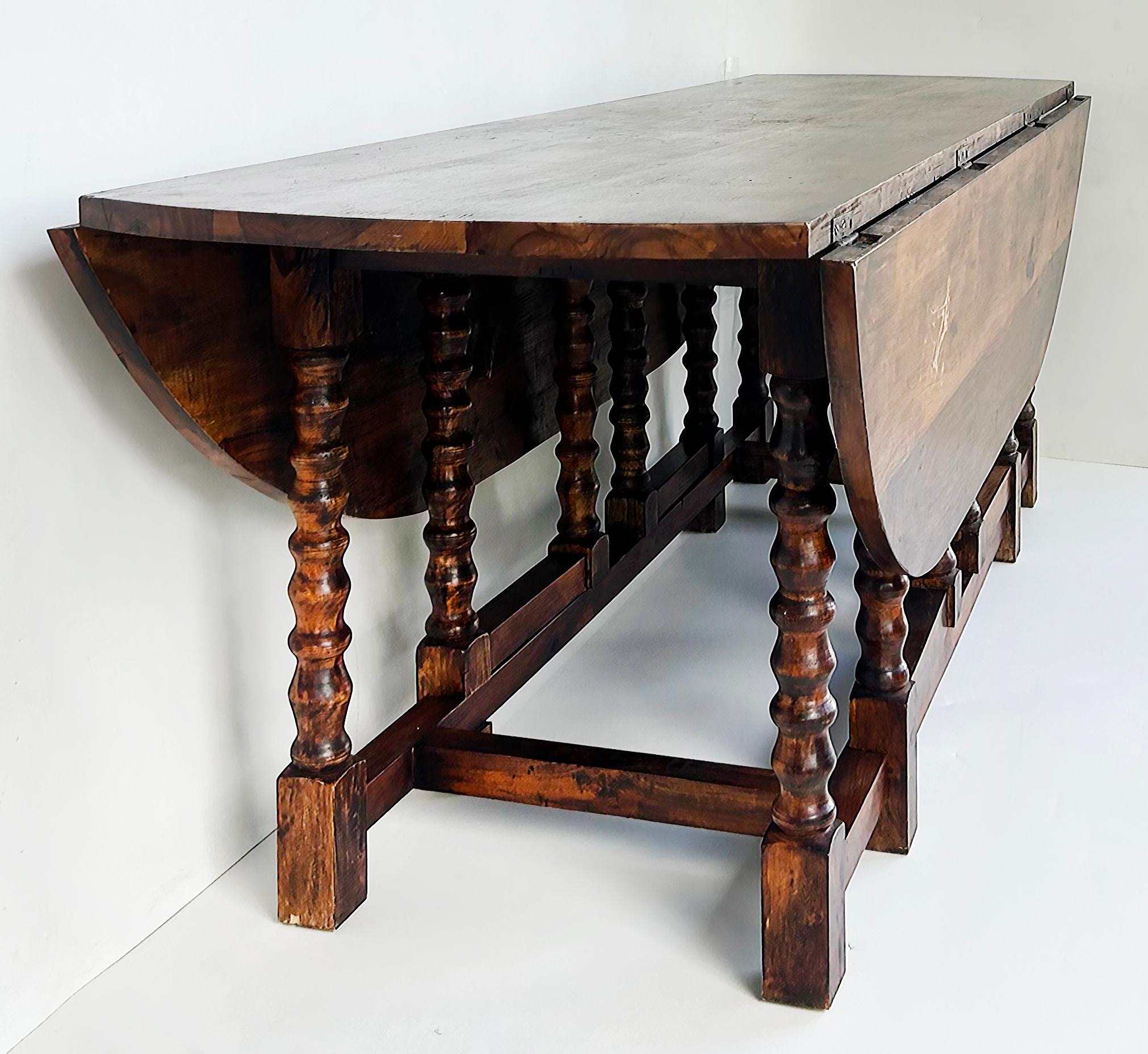 20ième siècle Table de salle à manger ovale à pieds torsadés et pieds tournés, 8 places en vente